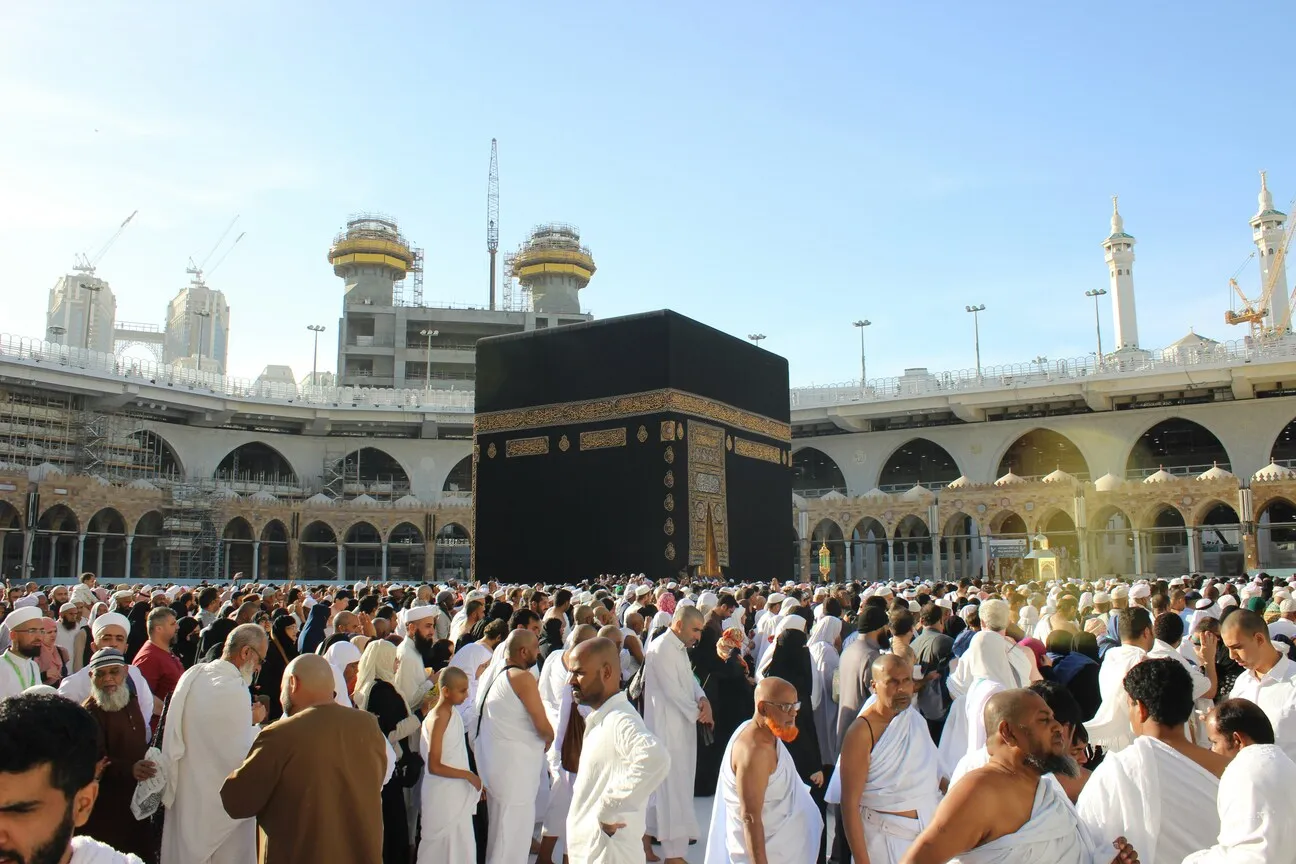 mengitari kabah/image by unsplash