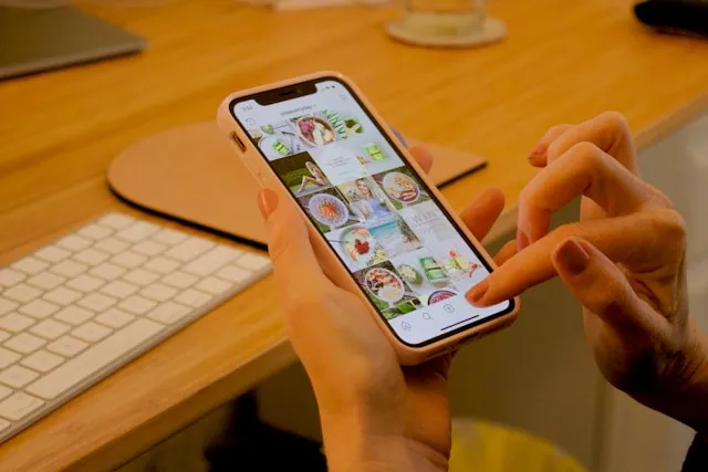 Cara Menandai Orang di Instagram Story (c) unsplash.com