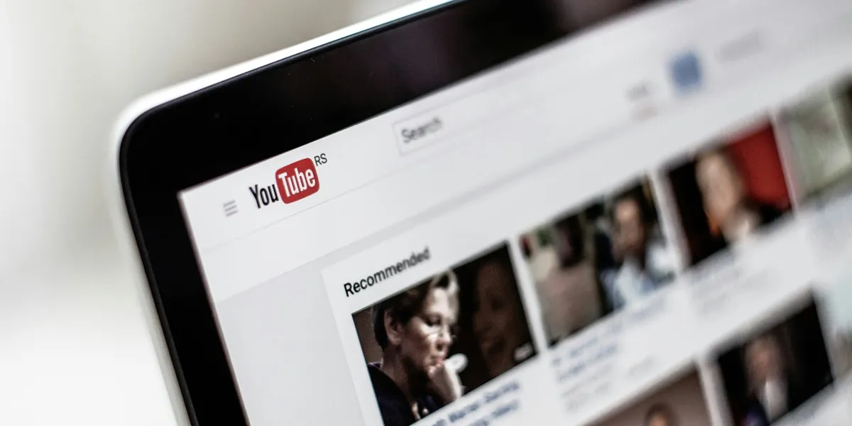 Tantangan dan Solusi dalam Mendapatkan AdSense YouTube (credit:unsplash.com/id/@nordwood)