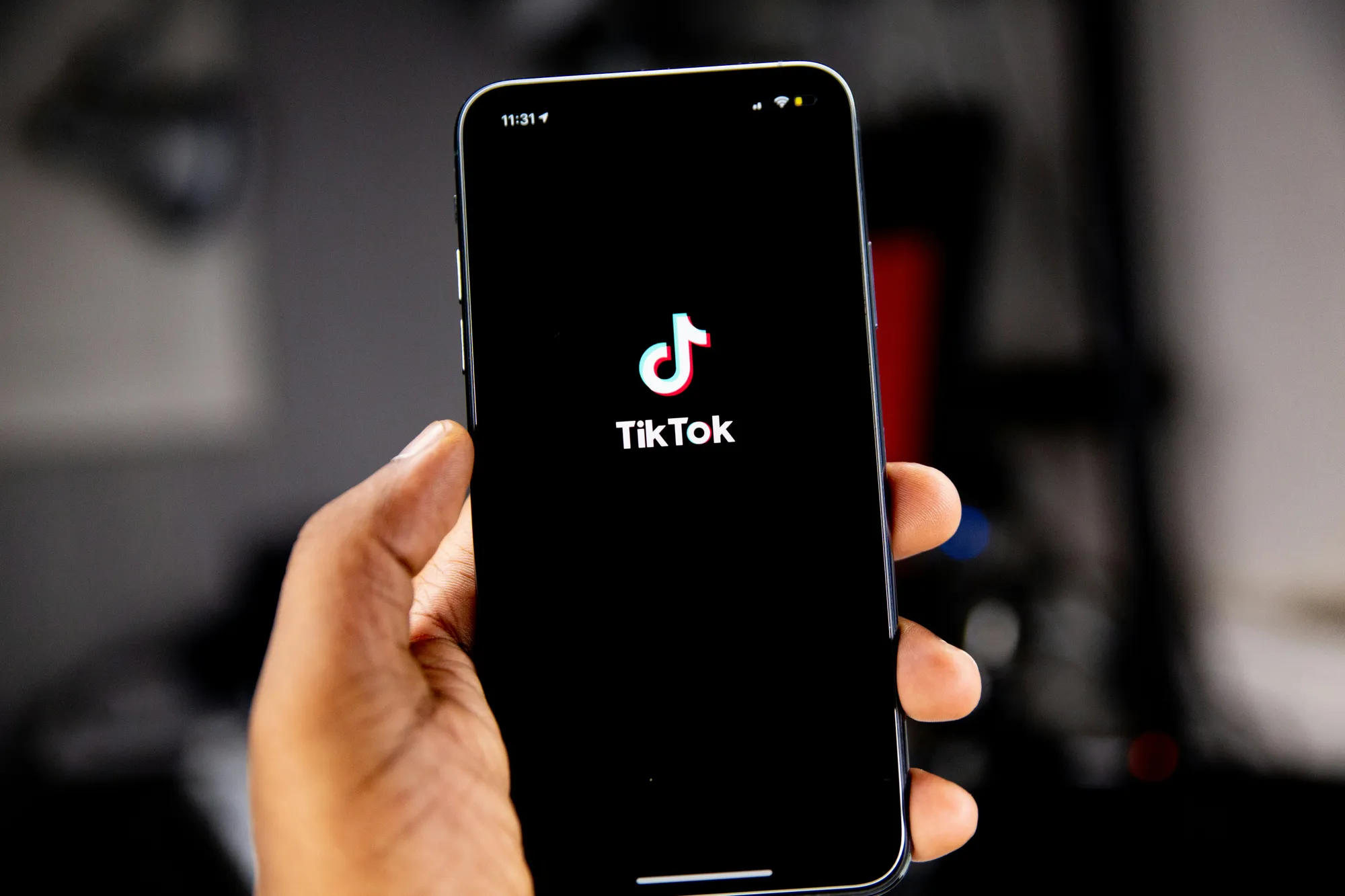 Menghubungi Tim Dukungan TikTok (credit:unsplash.com/id/@solenfeyissa)