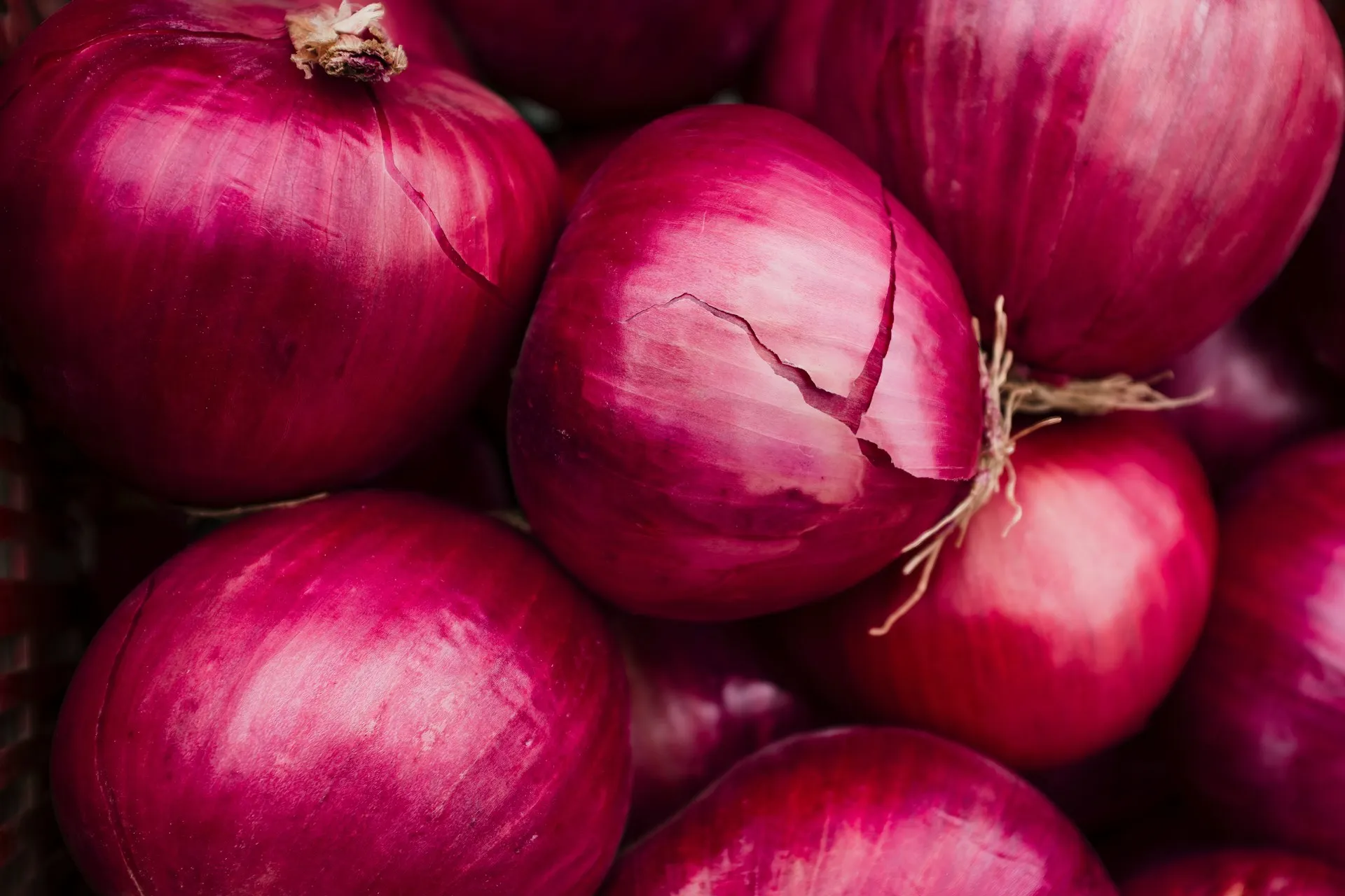 Bawang merah belum dikupas (credit: Unsplash)
