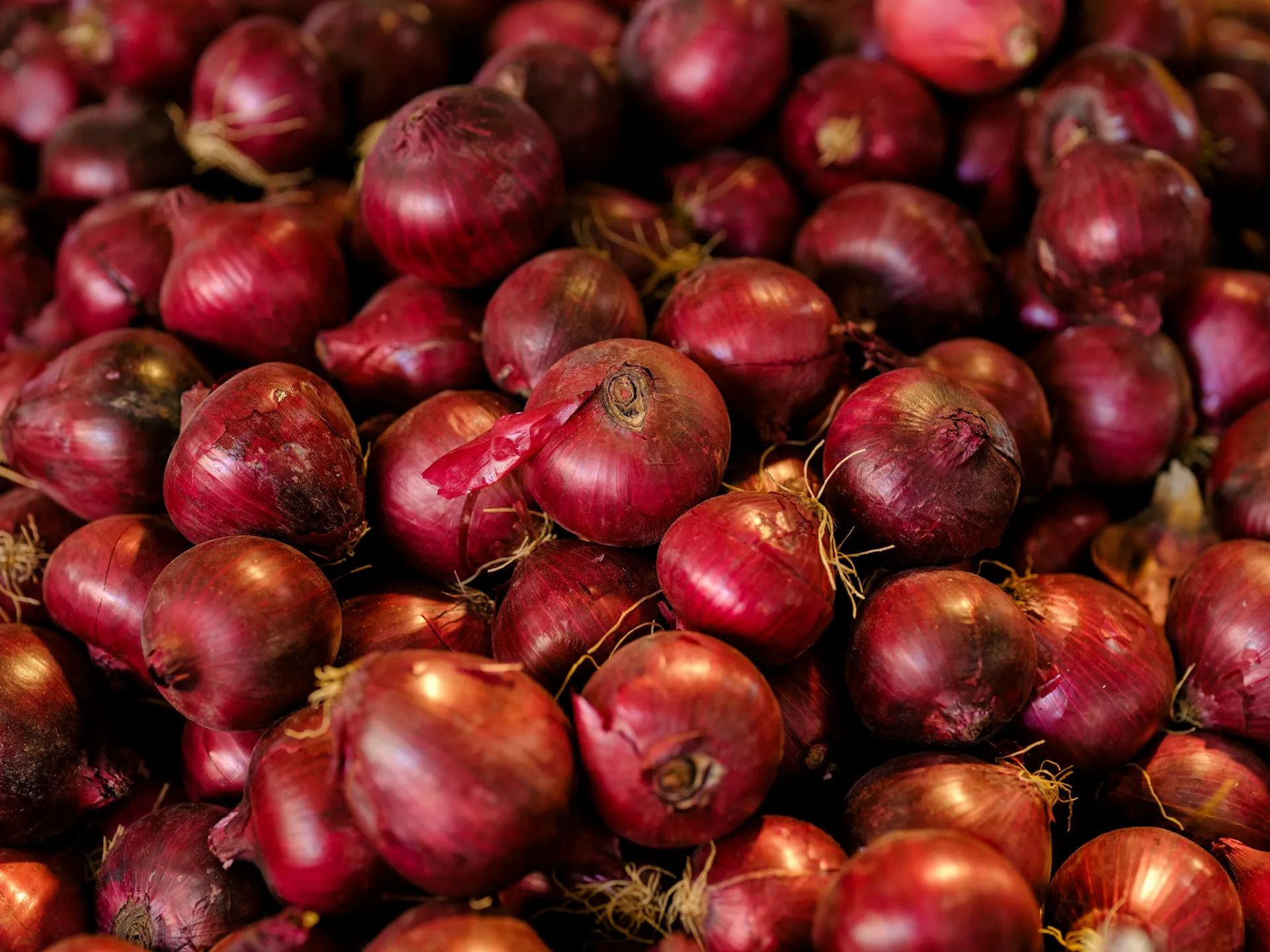 Tumpukan bawang merah (credit: Unsplash)