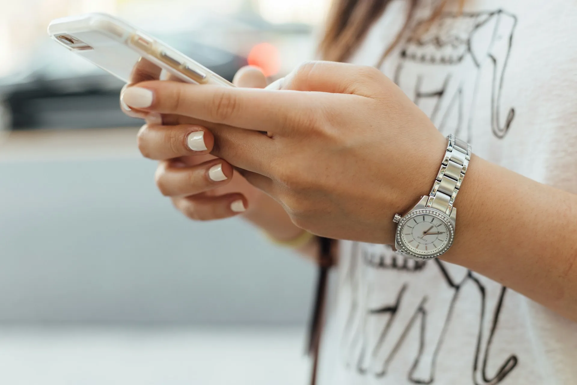 Seseorang memegang ponsel (credit: Unsplash)