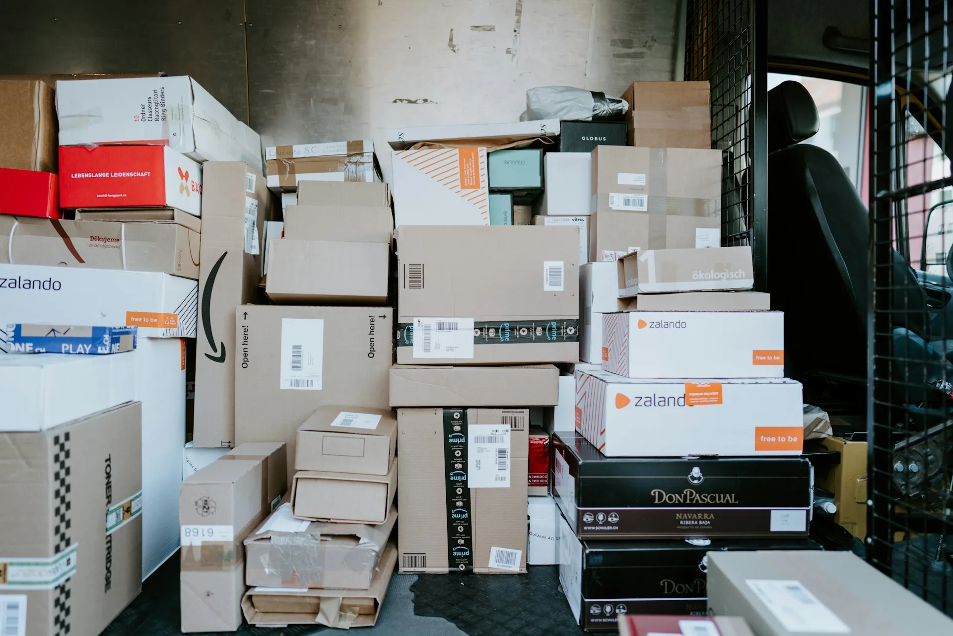 Tumpukan paket dalam kardus (credit: Unsplash)