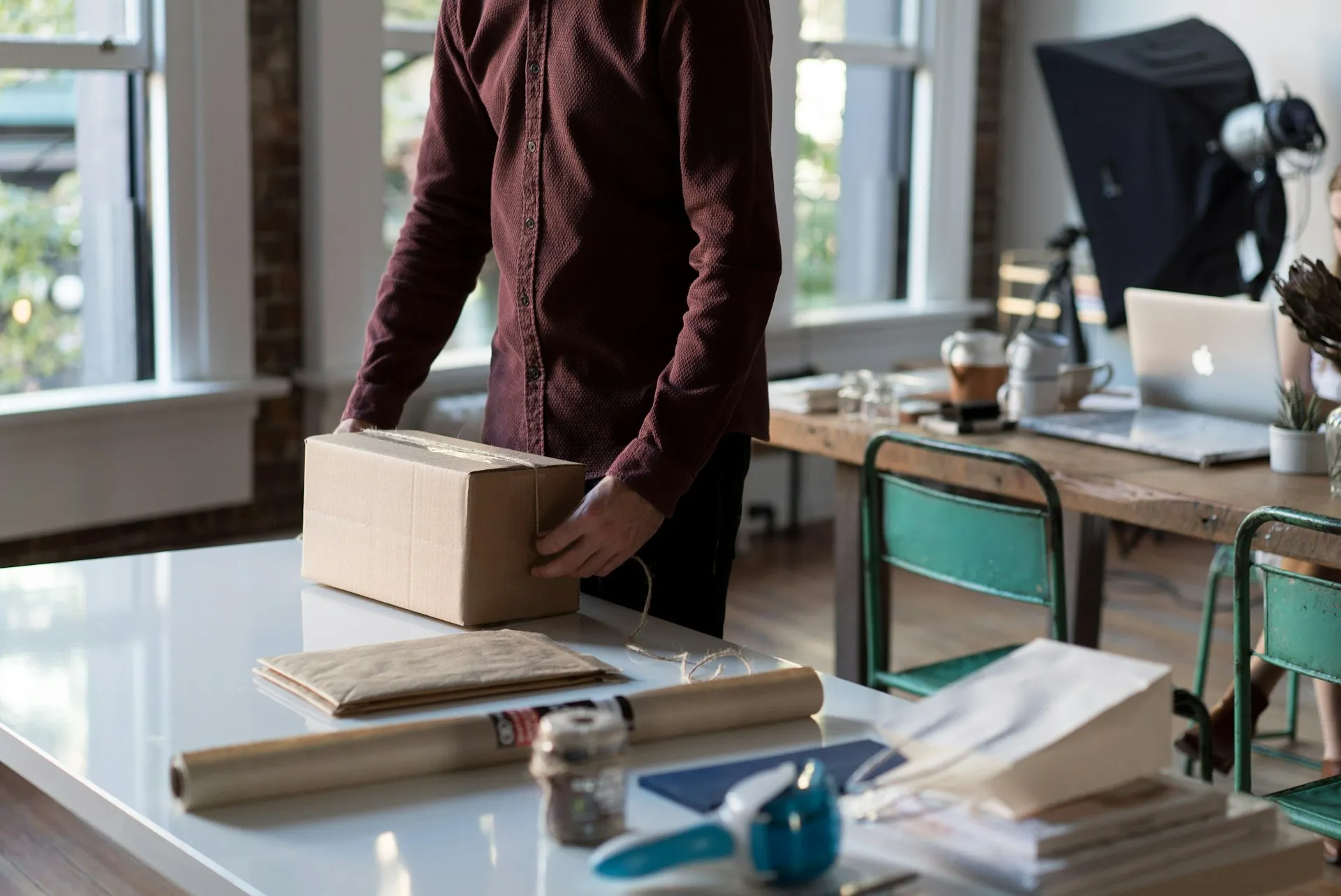Seorang pria sedang menyiapkan kotak (credit: Unsplash)