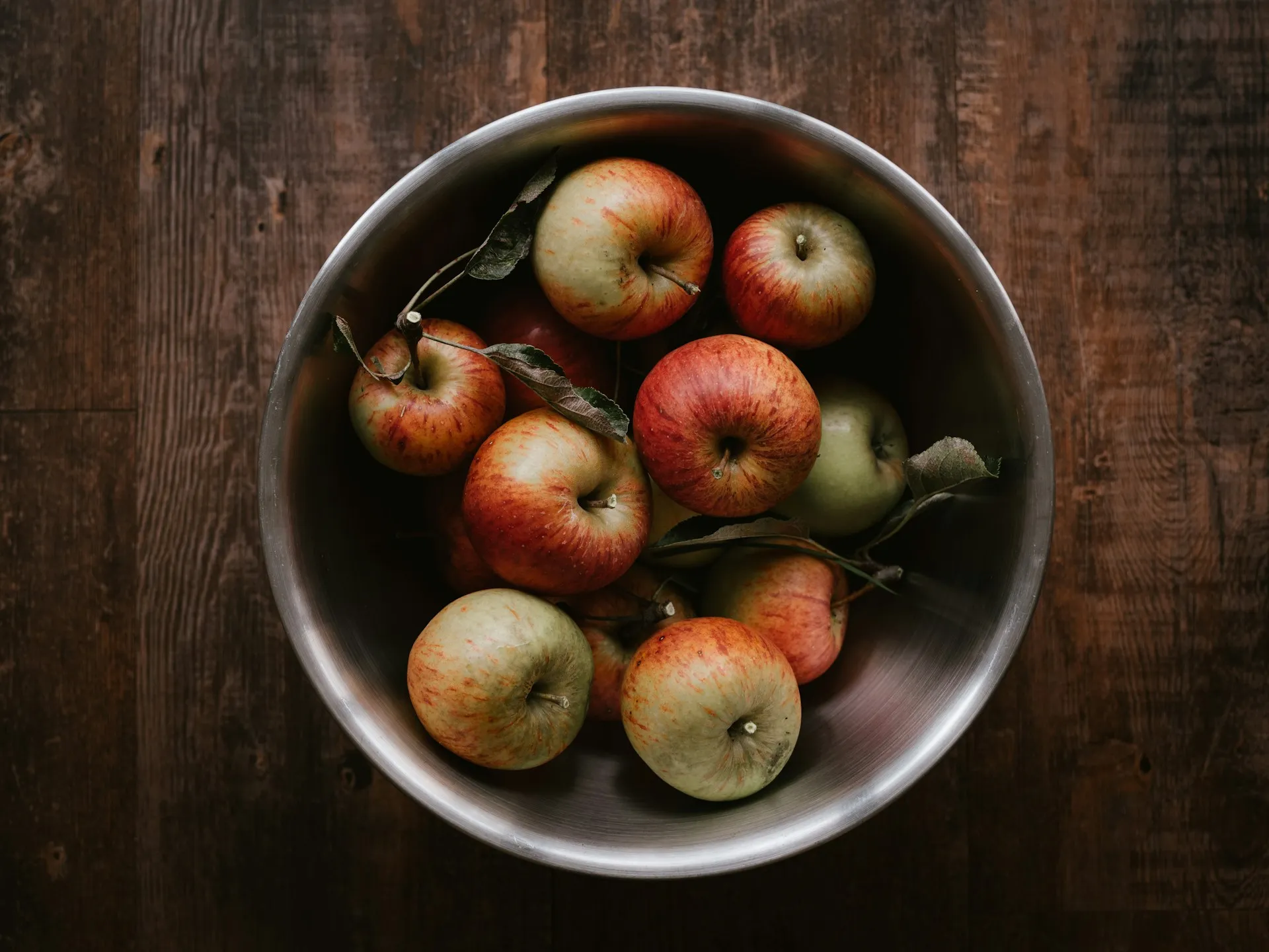 Buah apel di wadah (credit: Unsplash)
