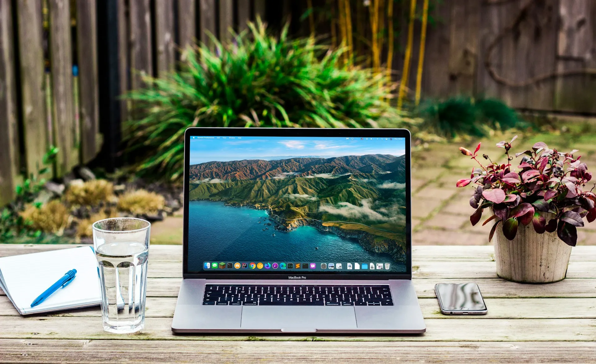 Potret laptop di meja (credit: Unsplash)