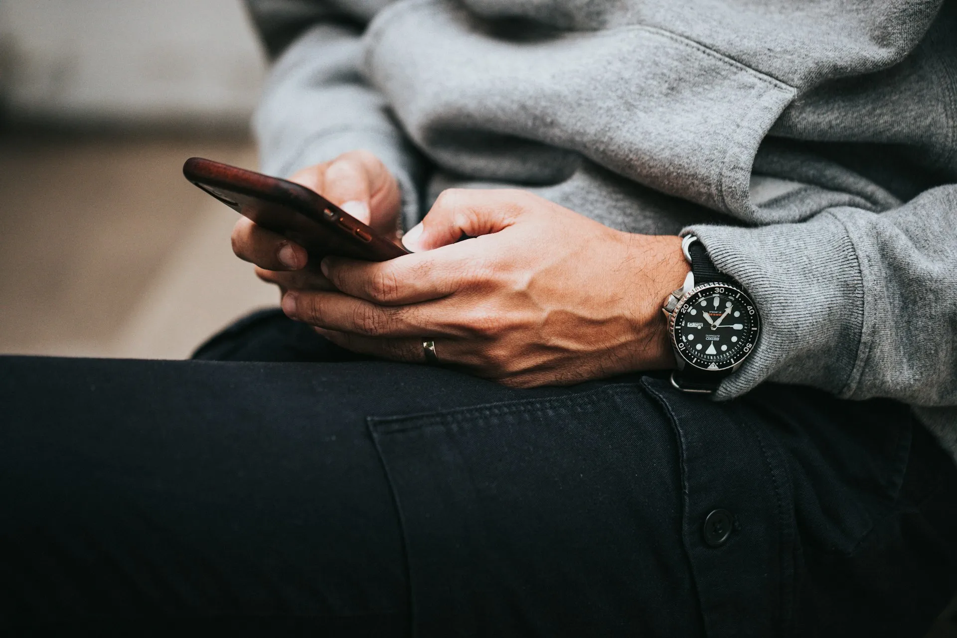 Duduk santai sambil bermain ponsel (credit: Unsplash)