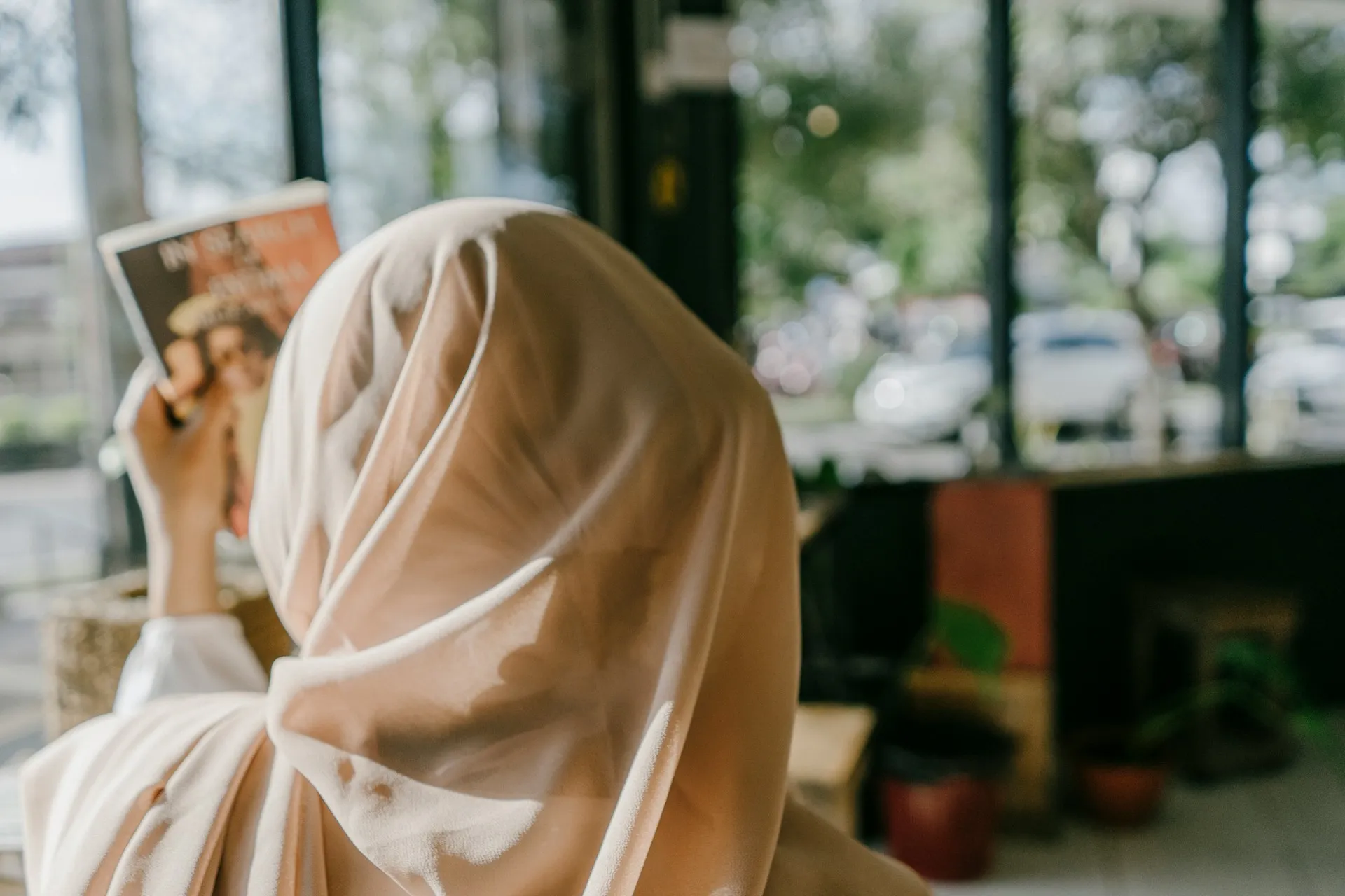 Potret jibab dari belakang (credit: Unsplash)