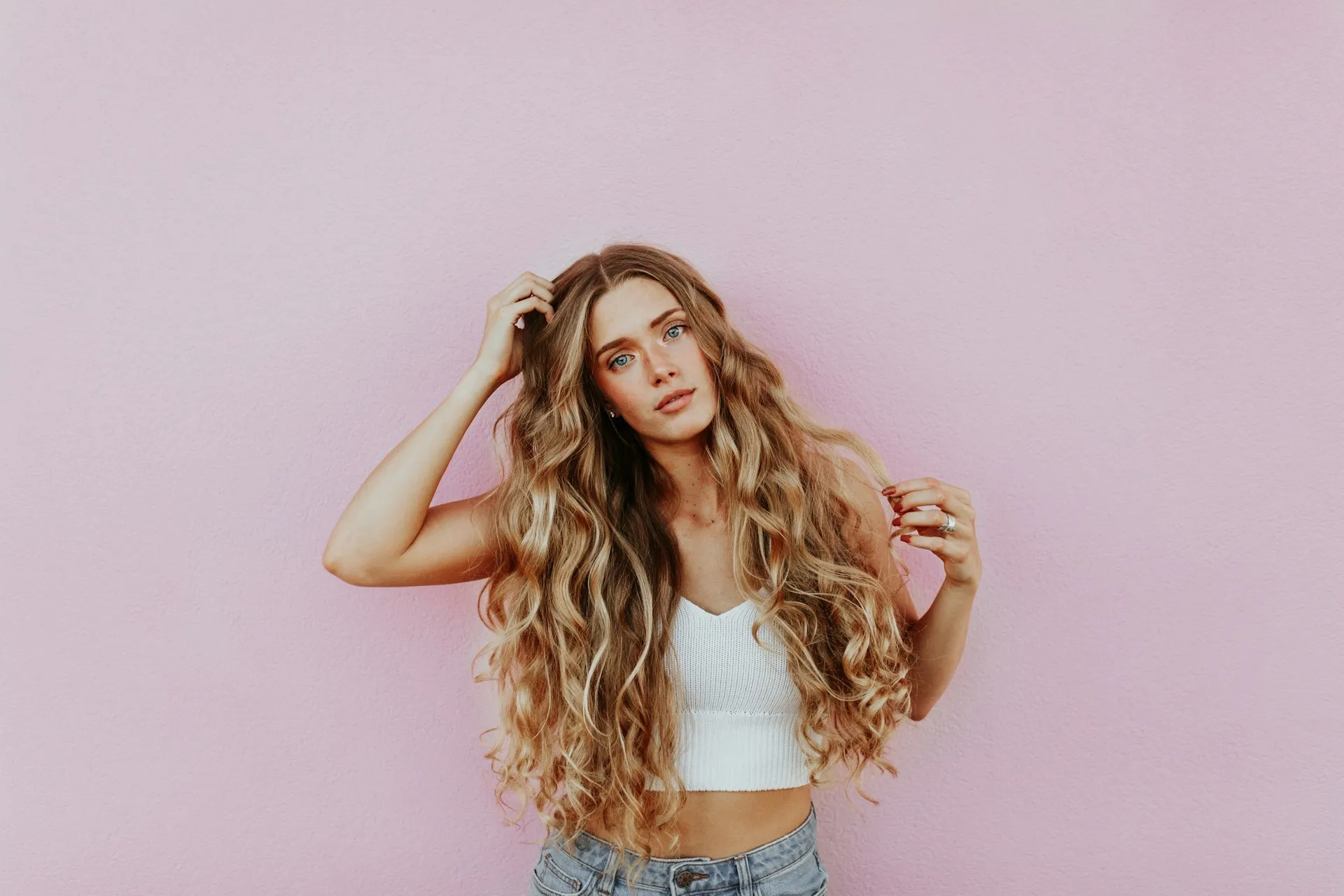 Wanita dengan rambut panjang bergelombang (credit: Unsplash)