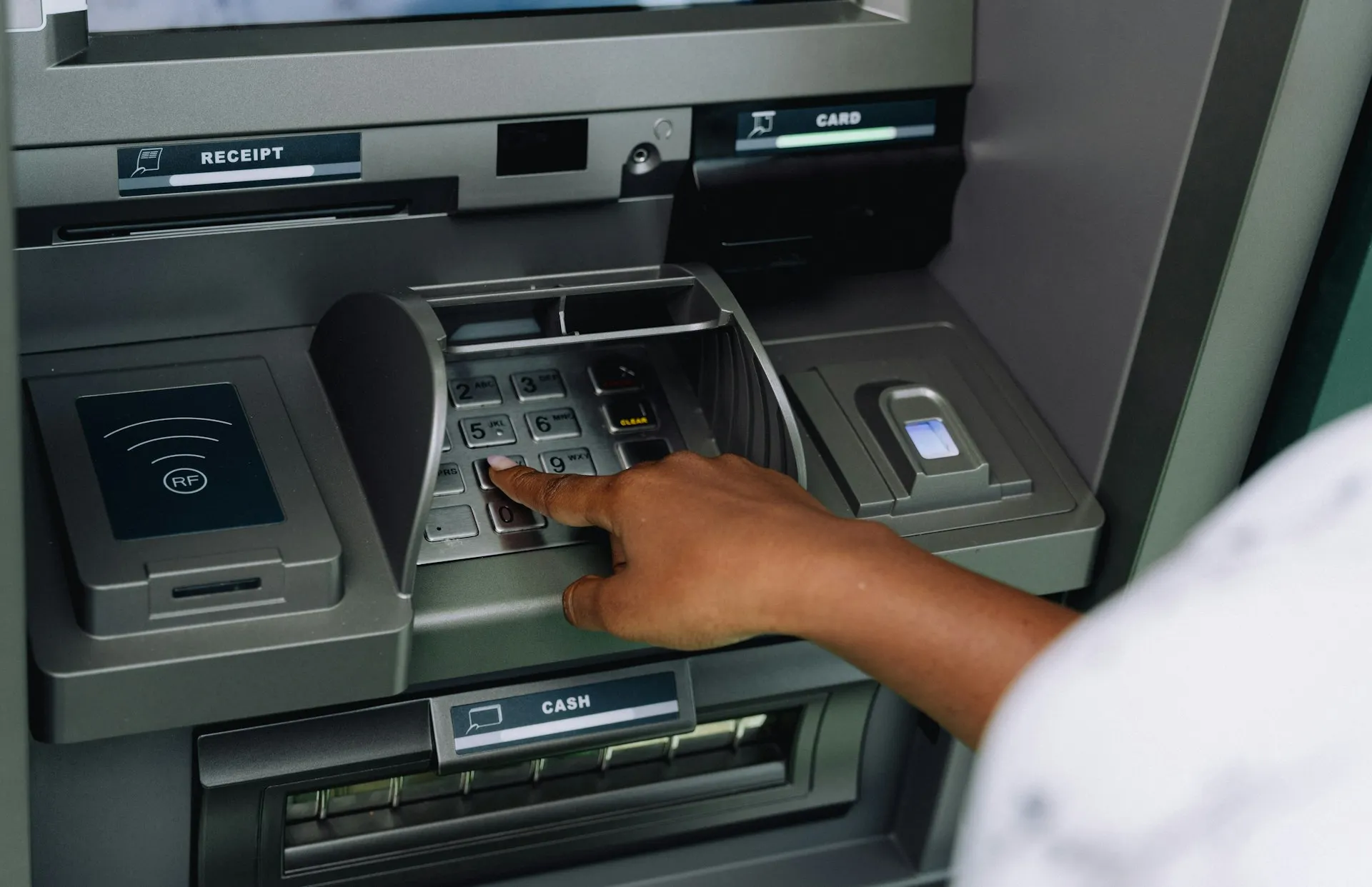 Cara Menggunakan Kartu ATM Tanpa Kartu Fisik (credit: unsplash)