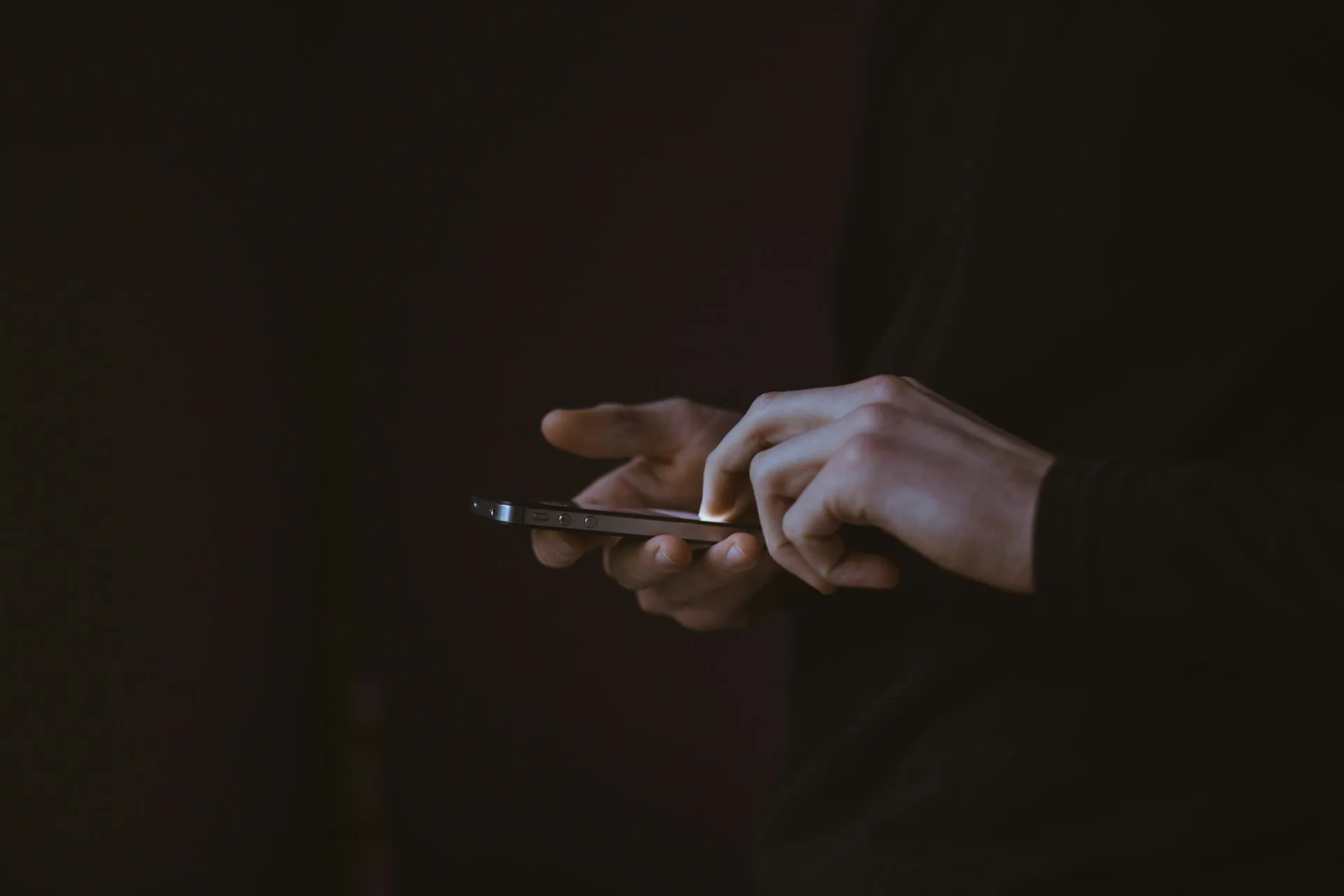 Close up bermain ponsel (credit: Unsplash)