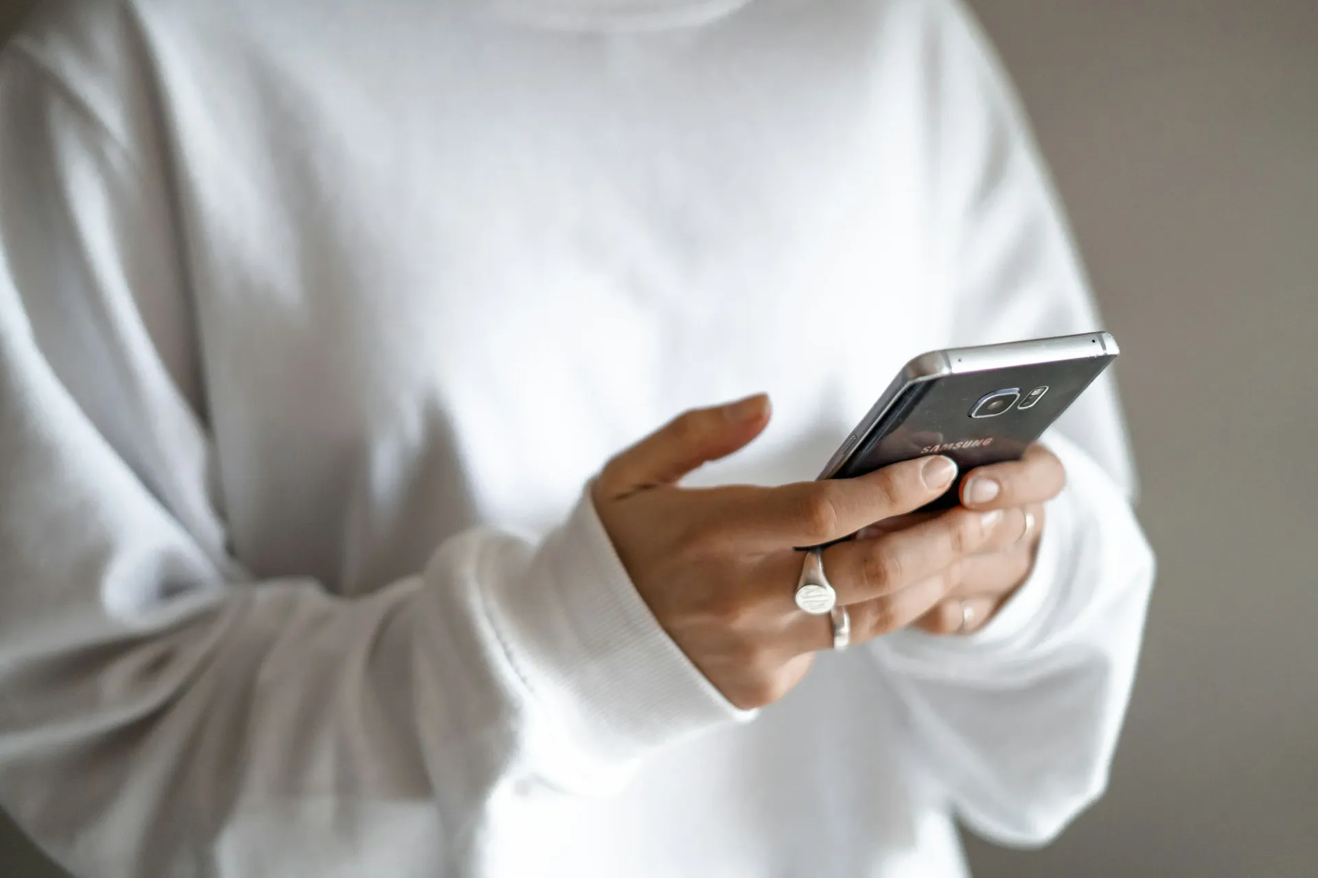 Seseorang memainkan ponselnya (credit: Unsplash)