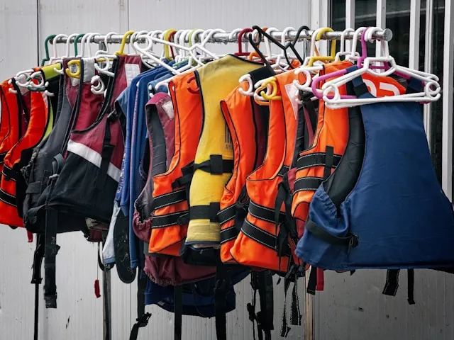 Tips Memilih Life Jacket Sesuai Aktivitas di Air (c) unsplash.com