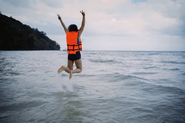 Cara Menguji Daya Apung Life Jacket di Air Dangkal (c) unsplash.com