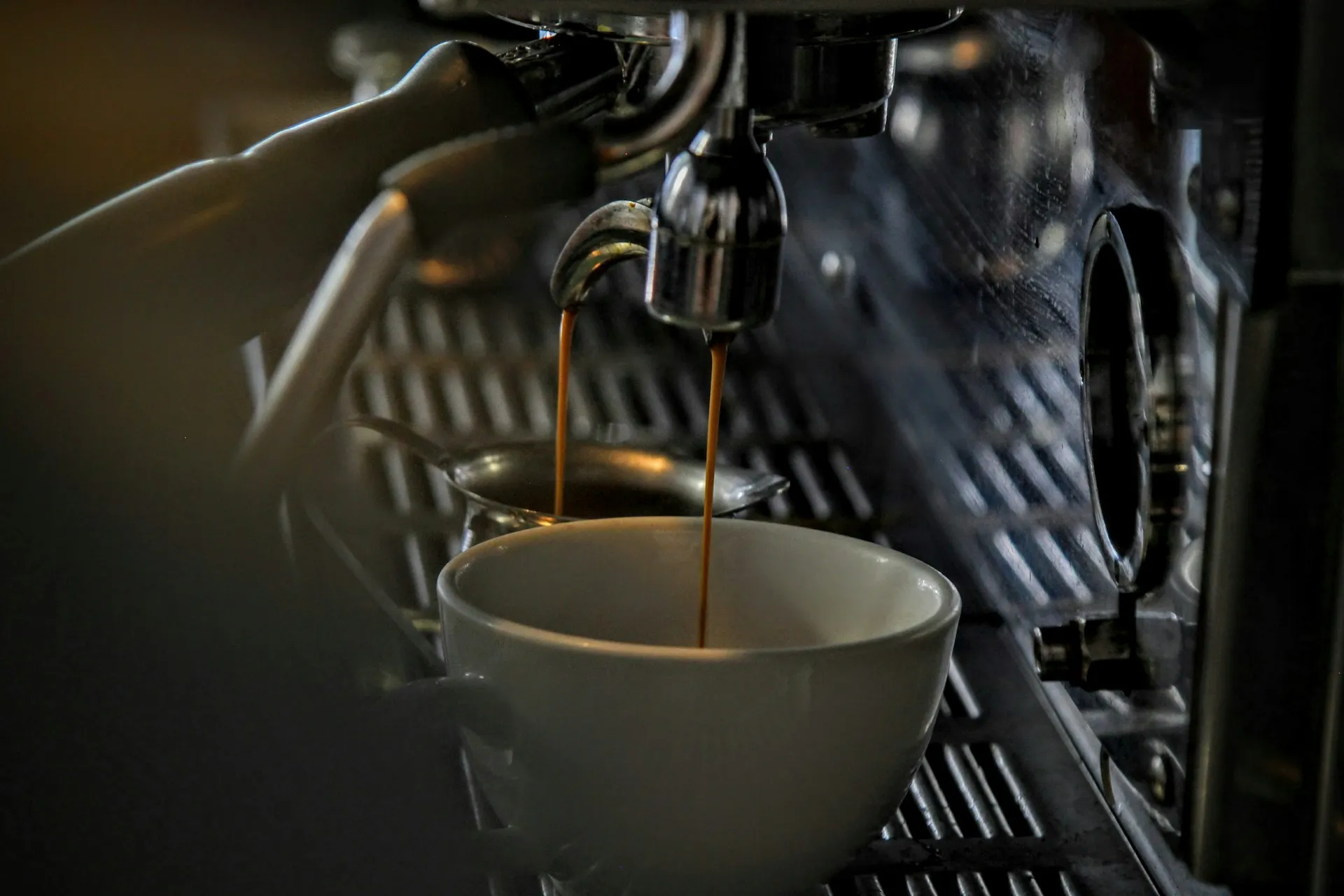 Kopi keluar dari mesin (credit: Unsplash)