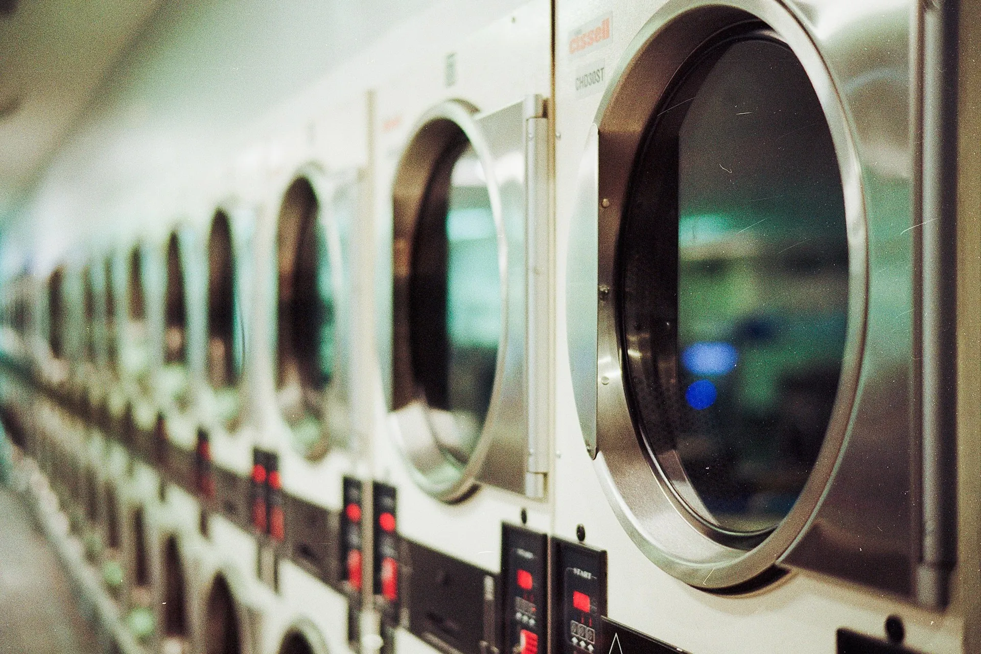 Mesin cuci untuk laundry (credit: Unsplash)