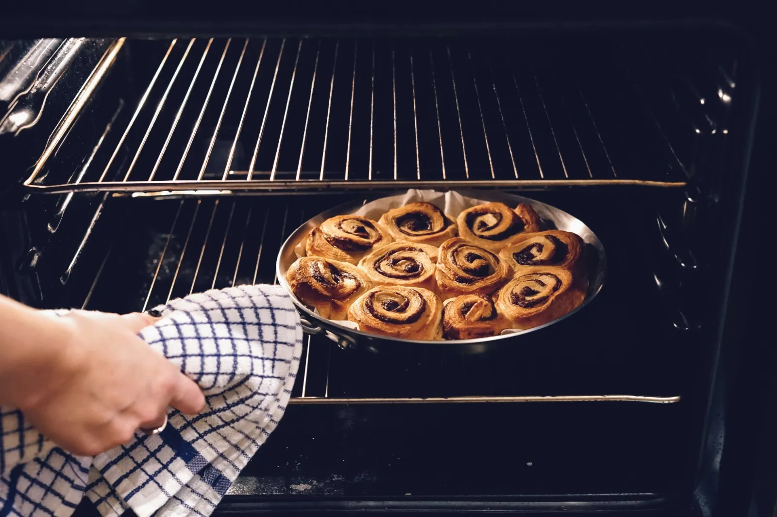 Cara Menggunakan Oven Kirin (credit:unsplash.com/id/@heftiba)