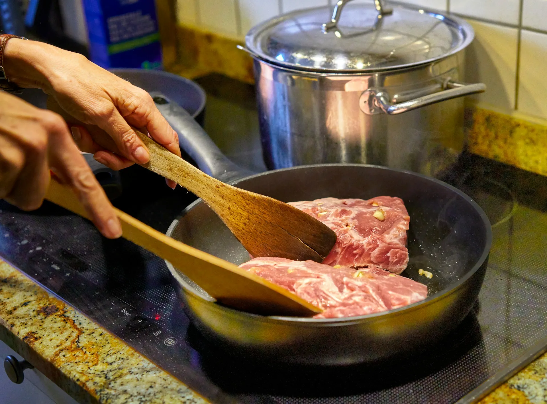 Potret memasak dengan wajan (credit: Unsplash)