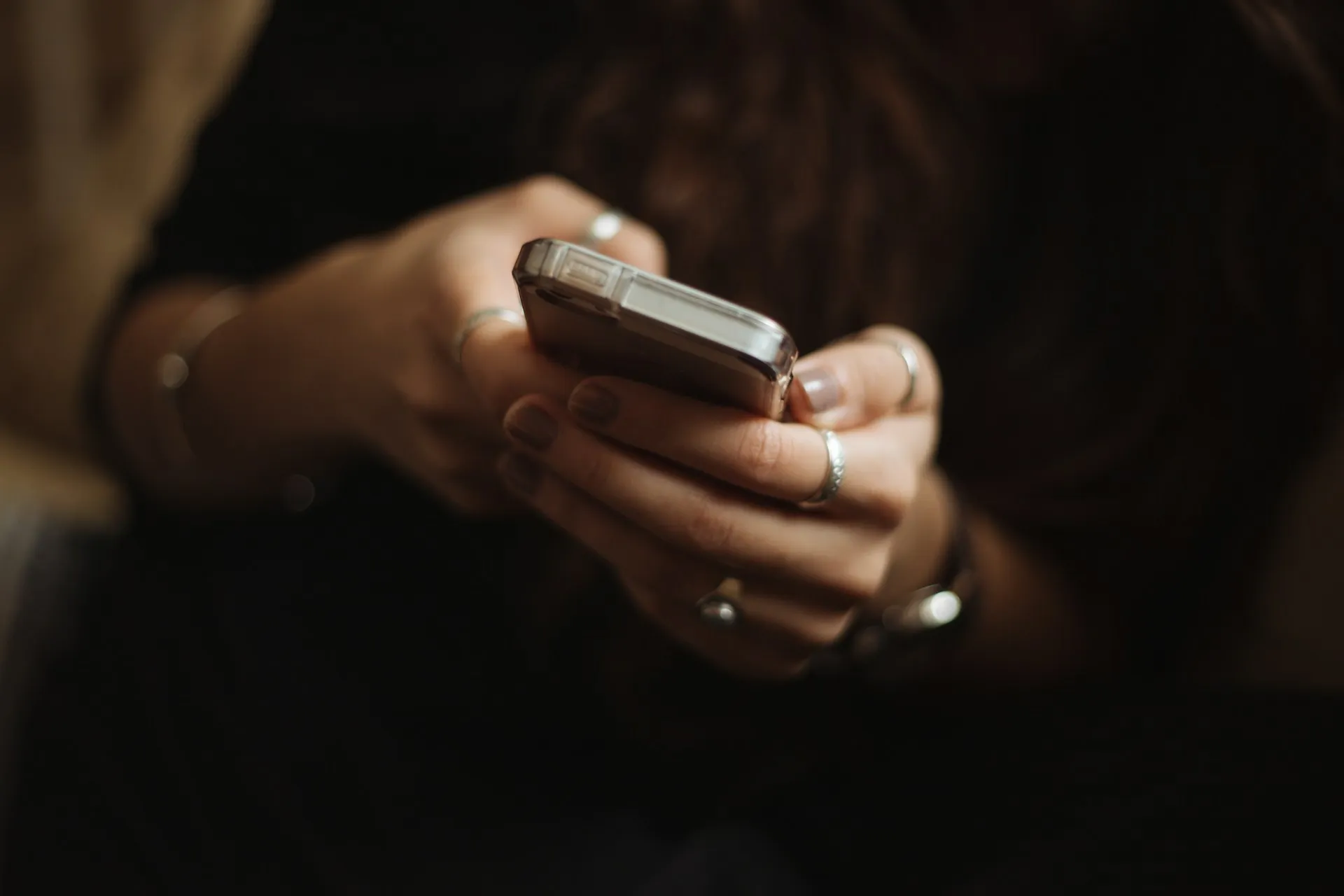 Seseorang menggunakan ponsel (credit: Unsplash)