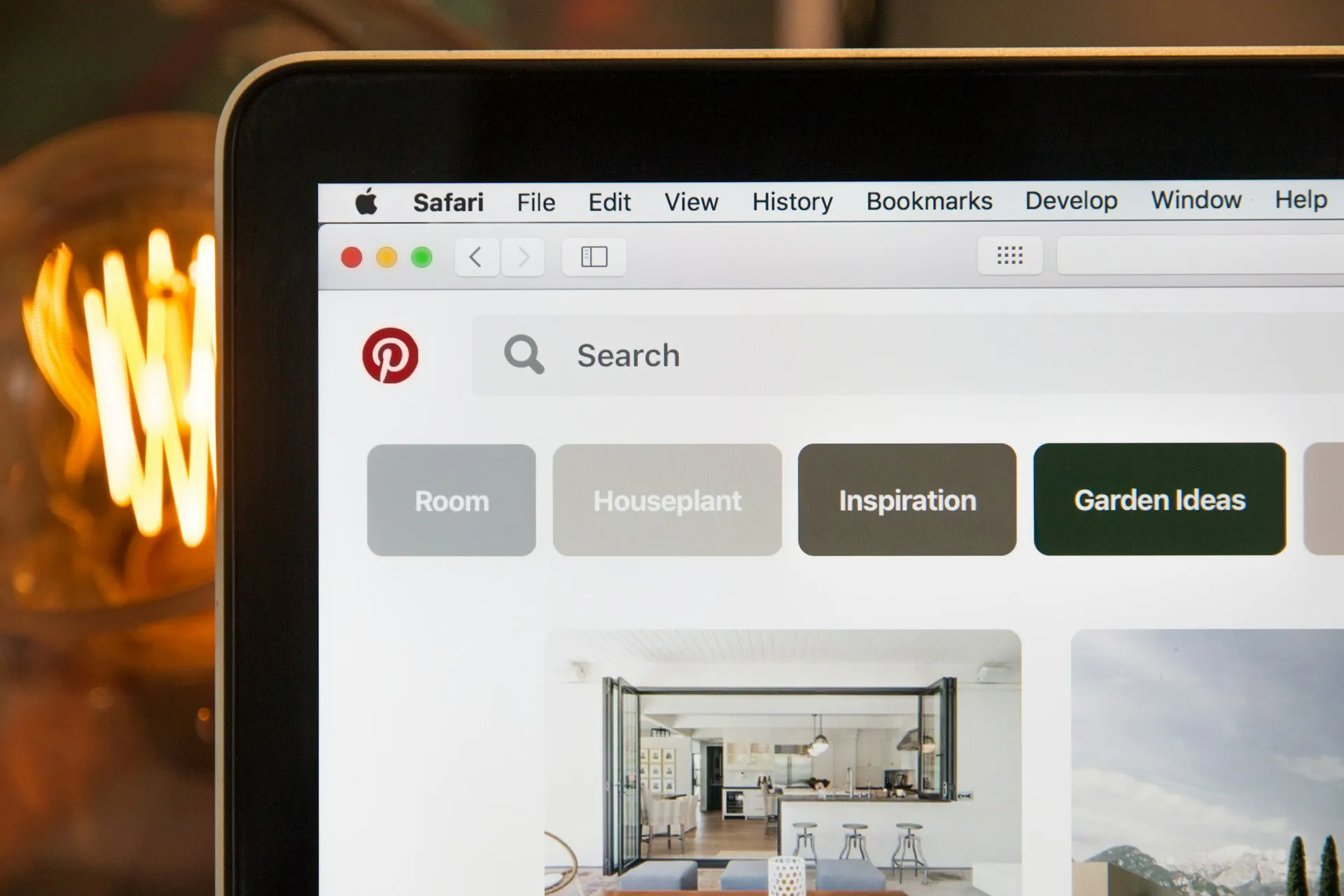 Layar Pinterest di laptop (credit: Unsplash)