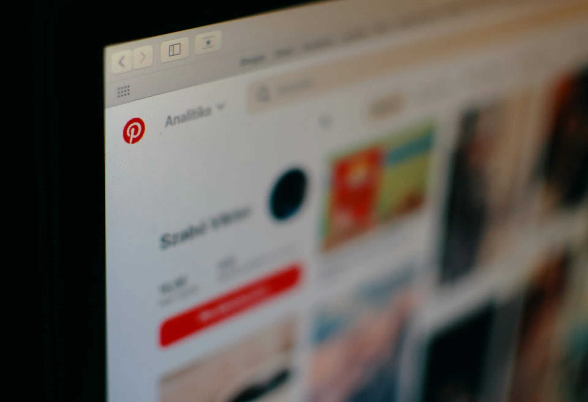 Aplikasi Pinterest di layar laptop (credit: Unsplash)