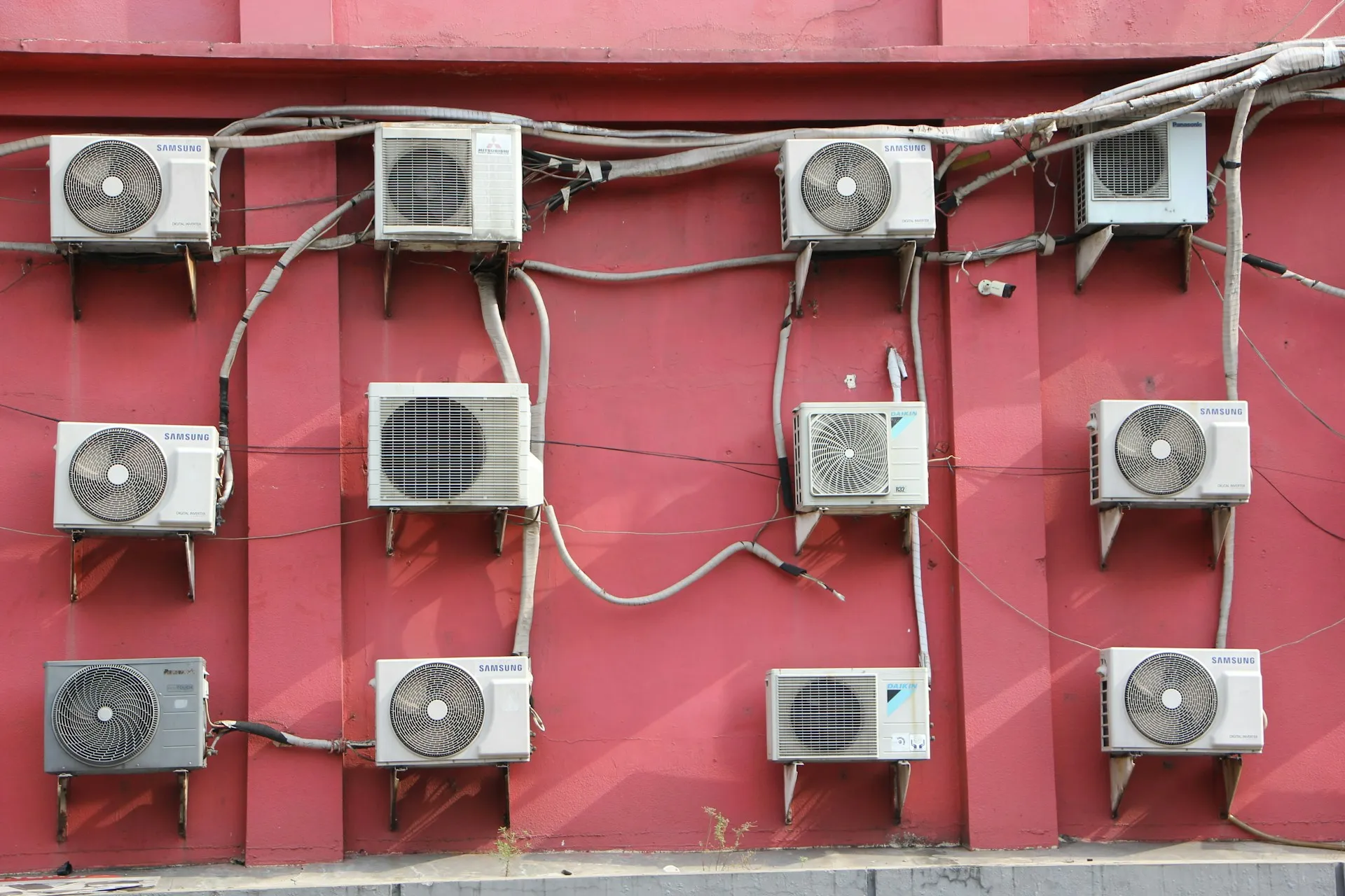AC dipasang sejajar (credit: Unsplash)