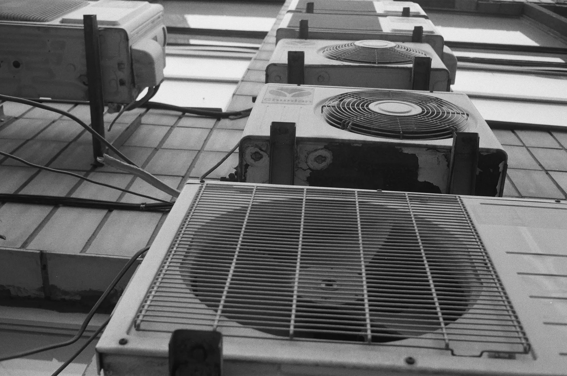 AC menempel di tembok (credit: Unsplash)