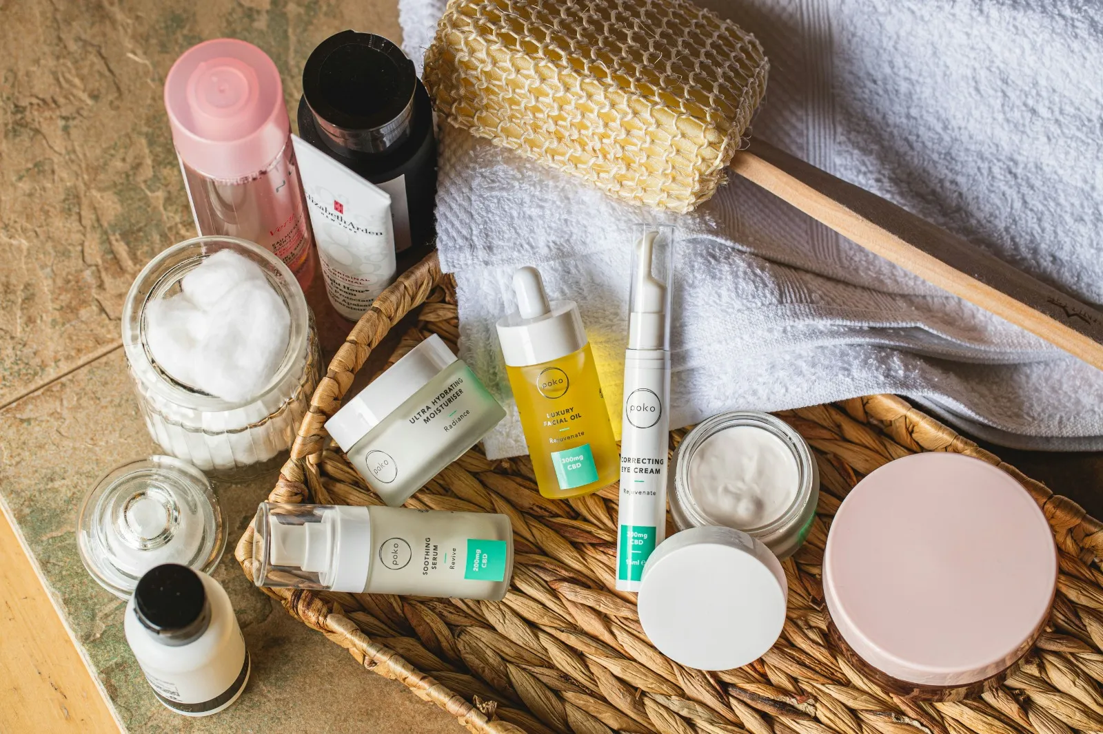 Skincare Malam dengan Serum Retinol (credit:unsplash.com/id/@pokoskincare)