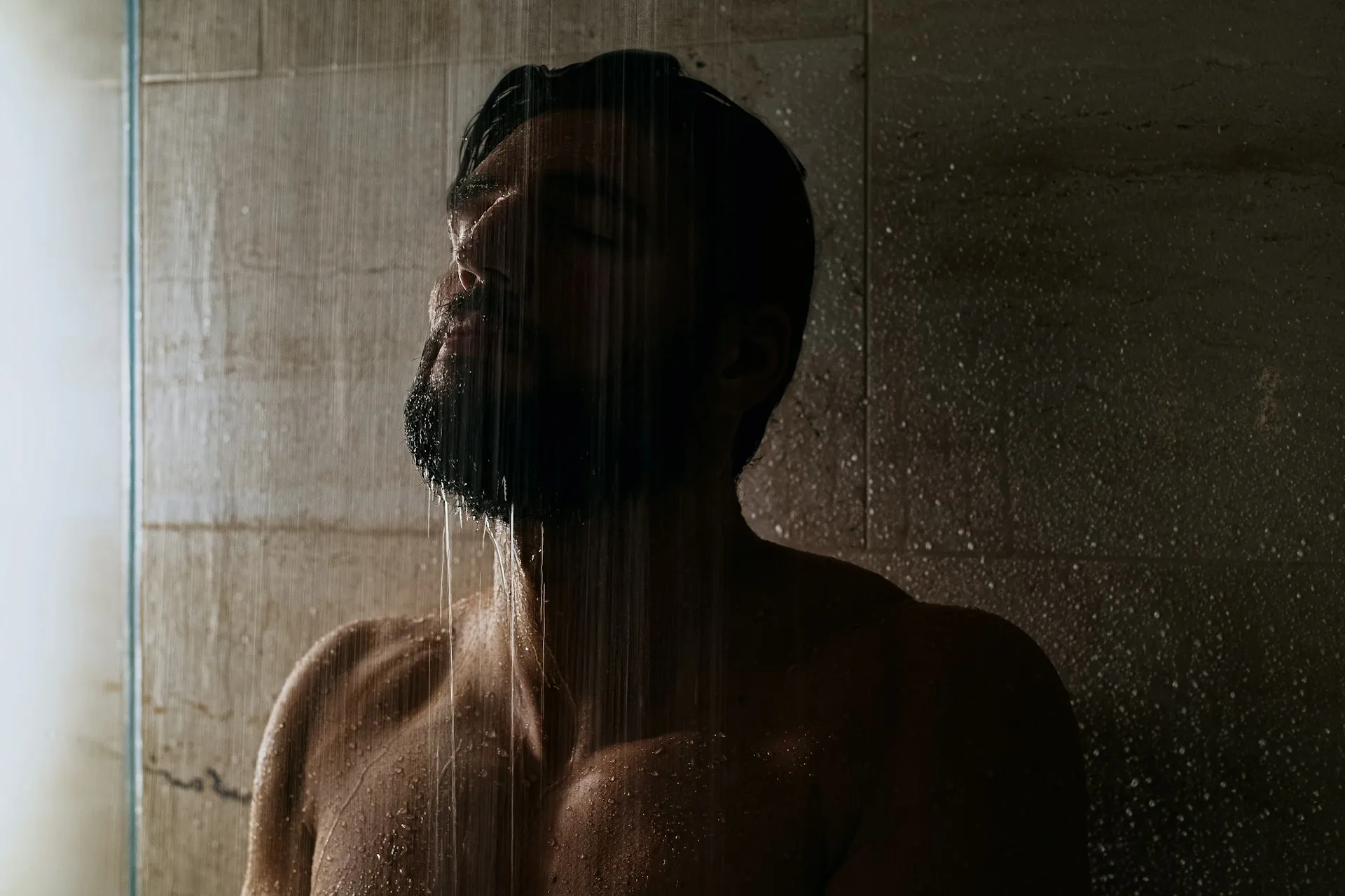 Potret pria mandi shower(credit: Unsplash)