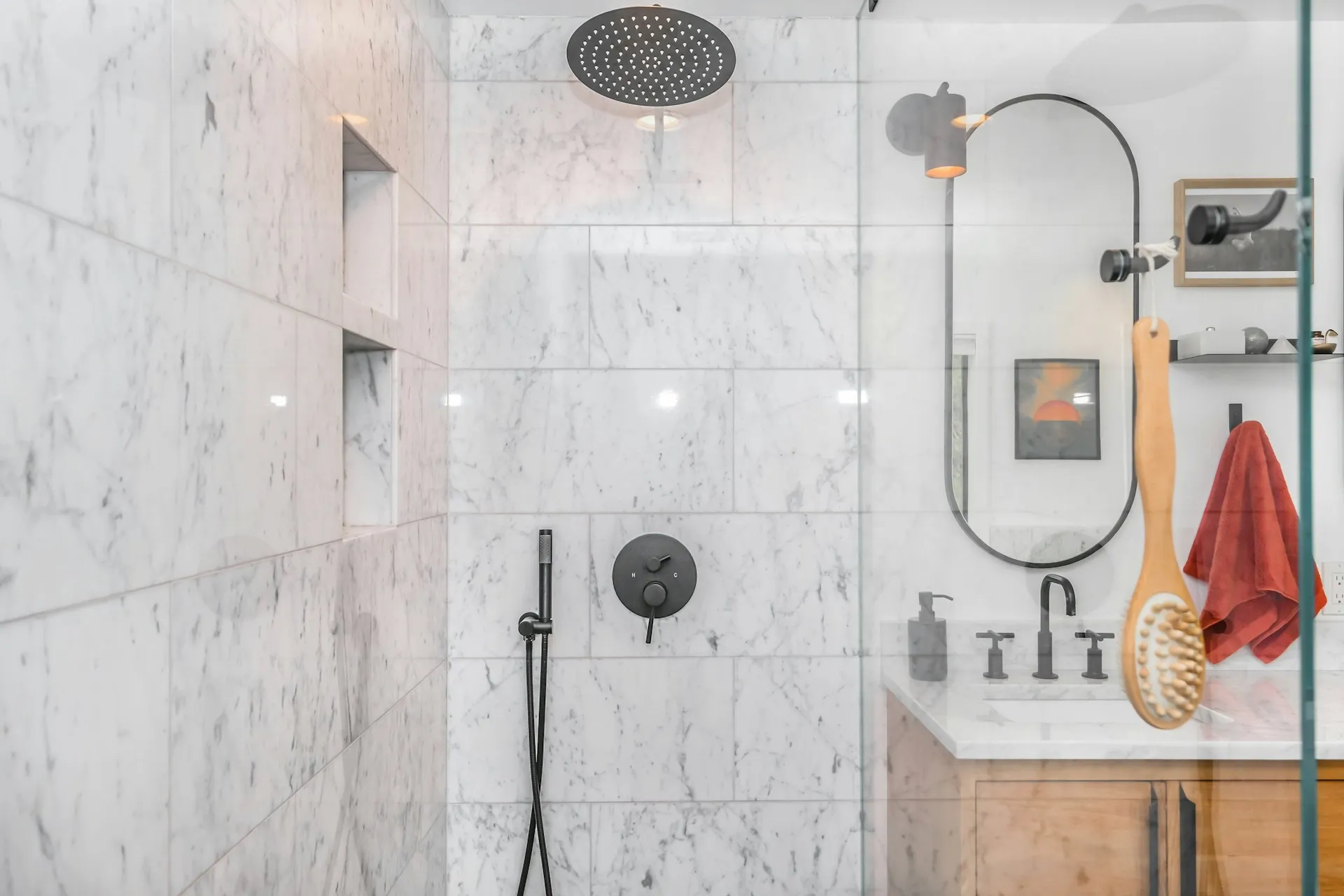 Potret kamar mandi dengan shower (credit: Unsplash)