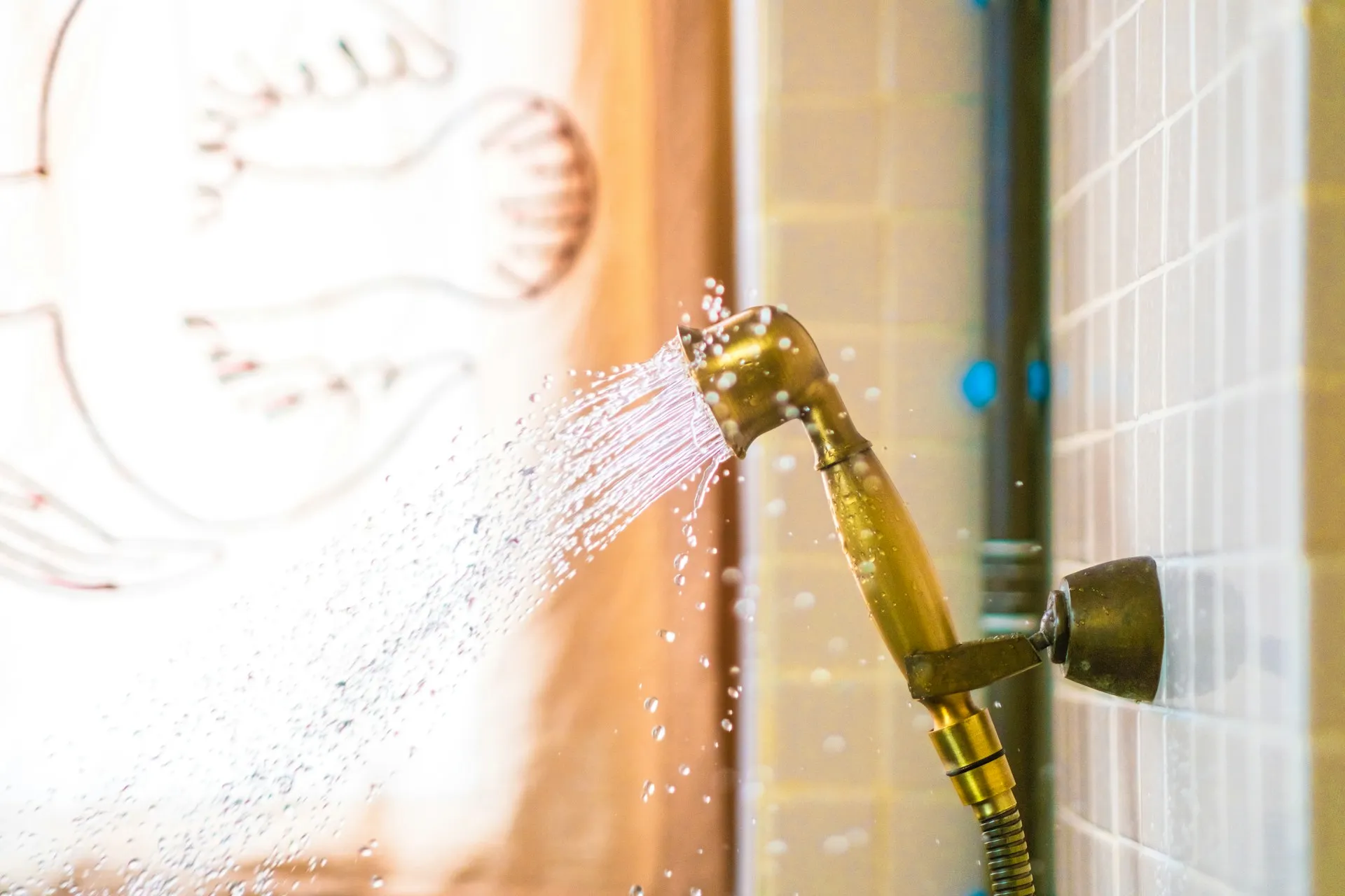 Potret shower emas menyala (credit: Unsplash)