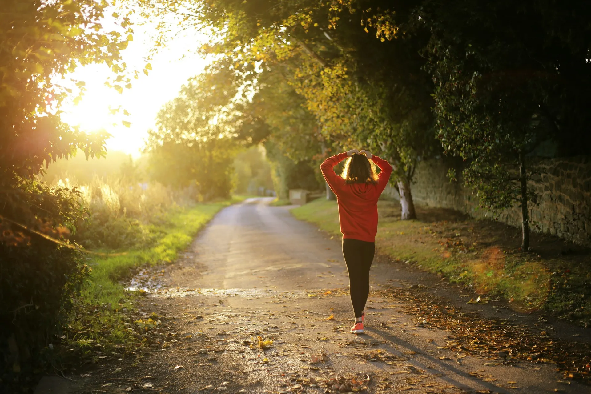 Seorang jalan kaki di jalan sepi dan nuansa sejuk (credit: Unsplash)