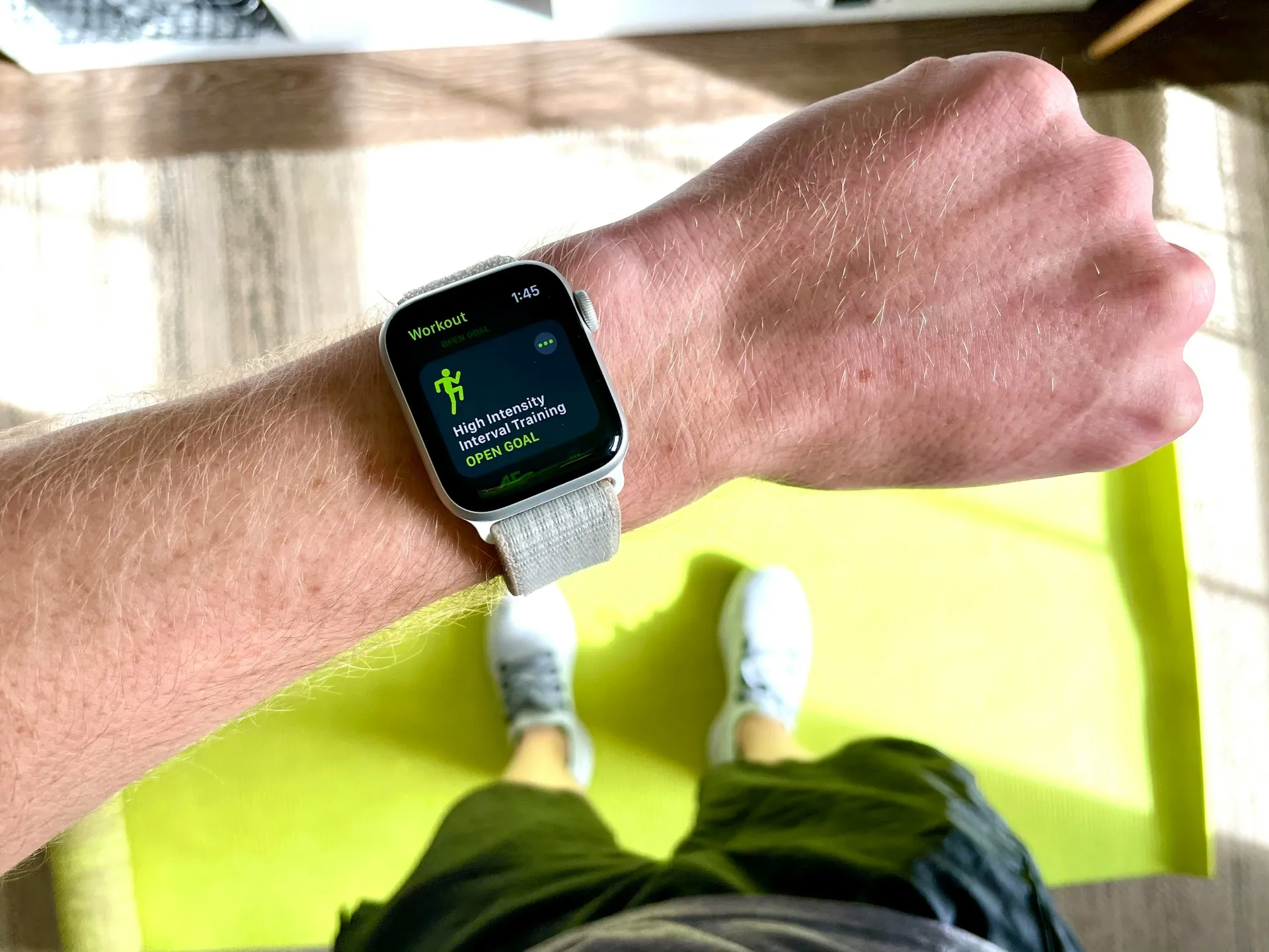 Smart watch saat workout (credit: Unsplash)