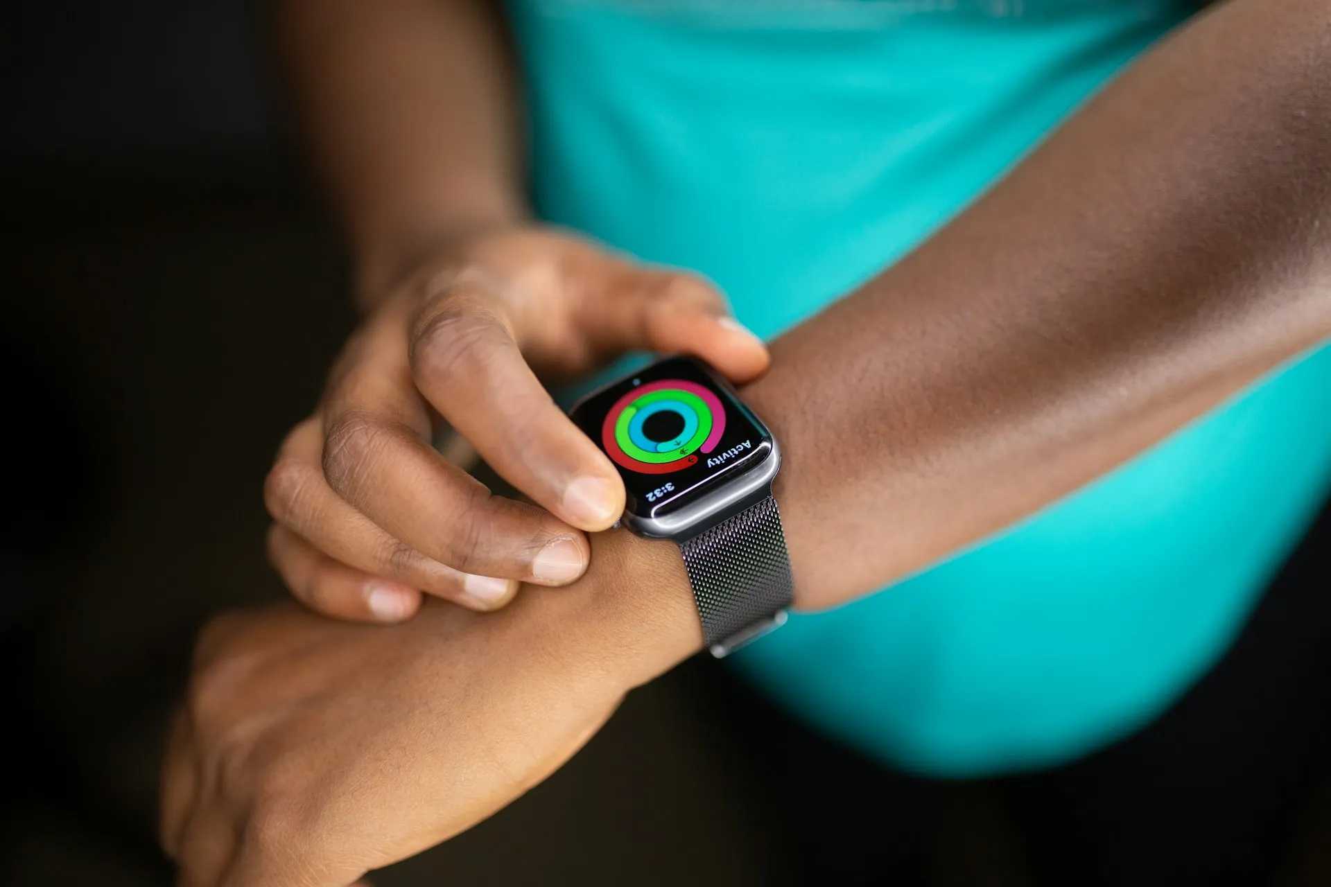 Seorang mengenakan smartwatch di tangan (credit: Unsplash)