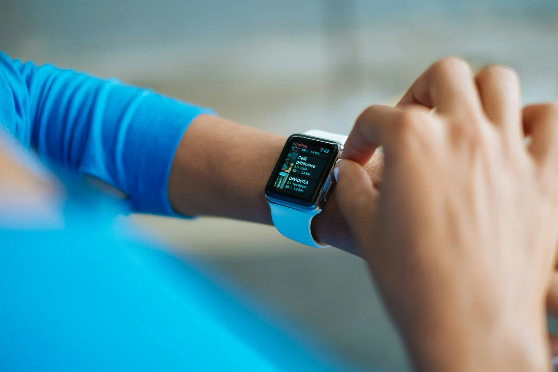 Mengatur smarctwatch (credit: Unsplash)