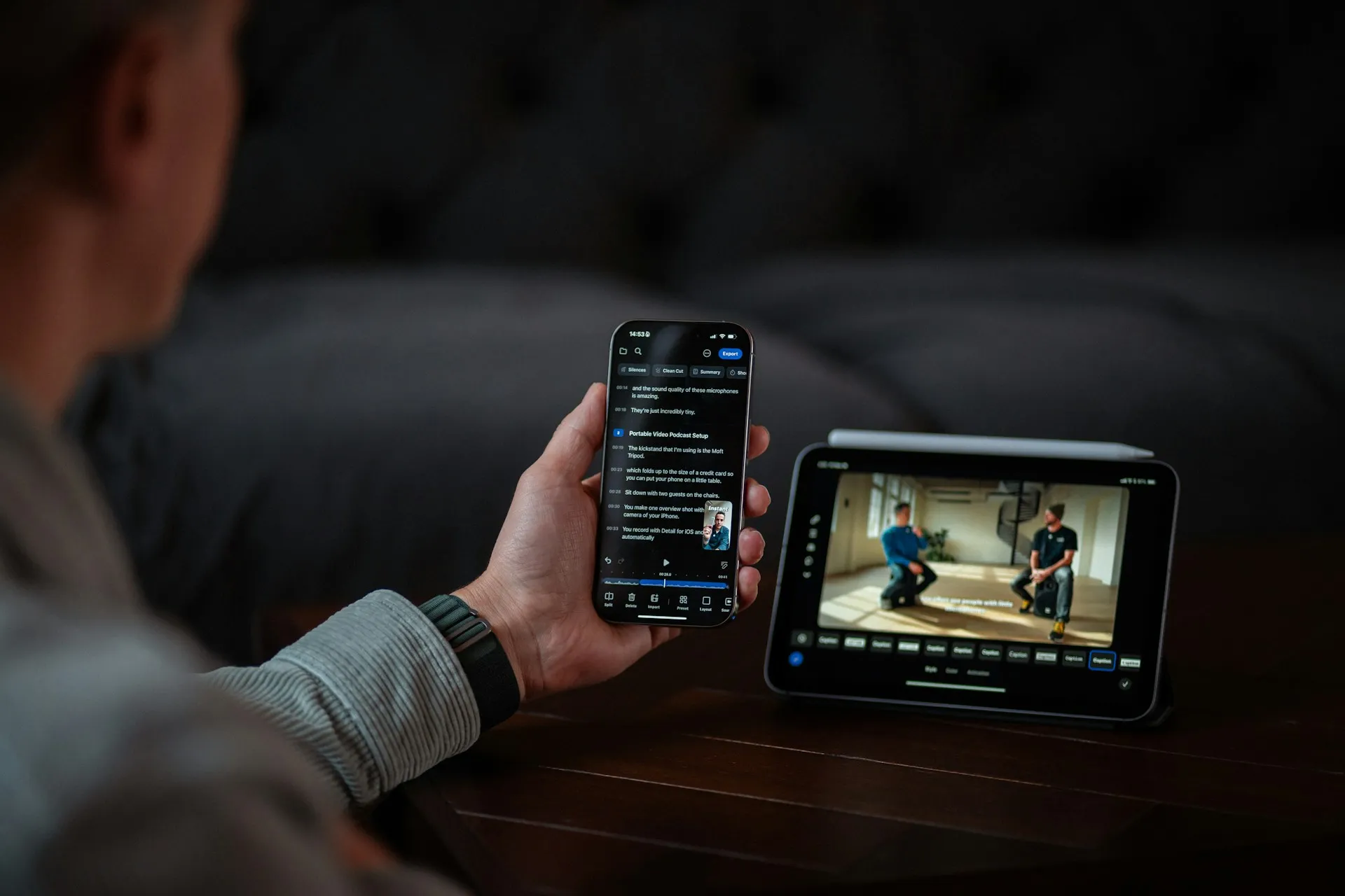 Potret seorang pria melihat dua layar (credit: Unsplash)