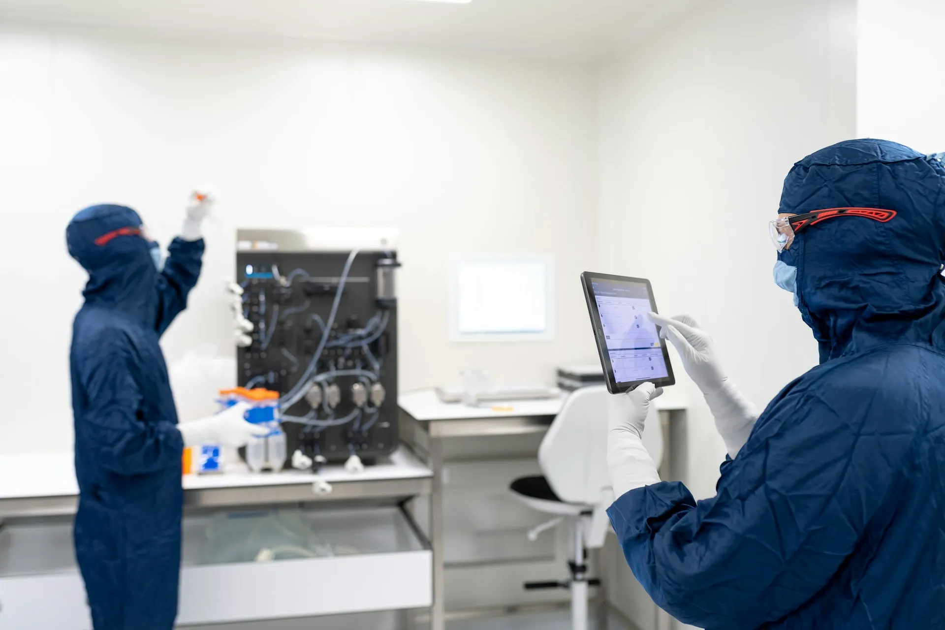 Petugas laboratorium mengenakan pakaian khusus (credit: Unsplash)
