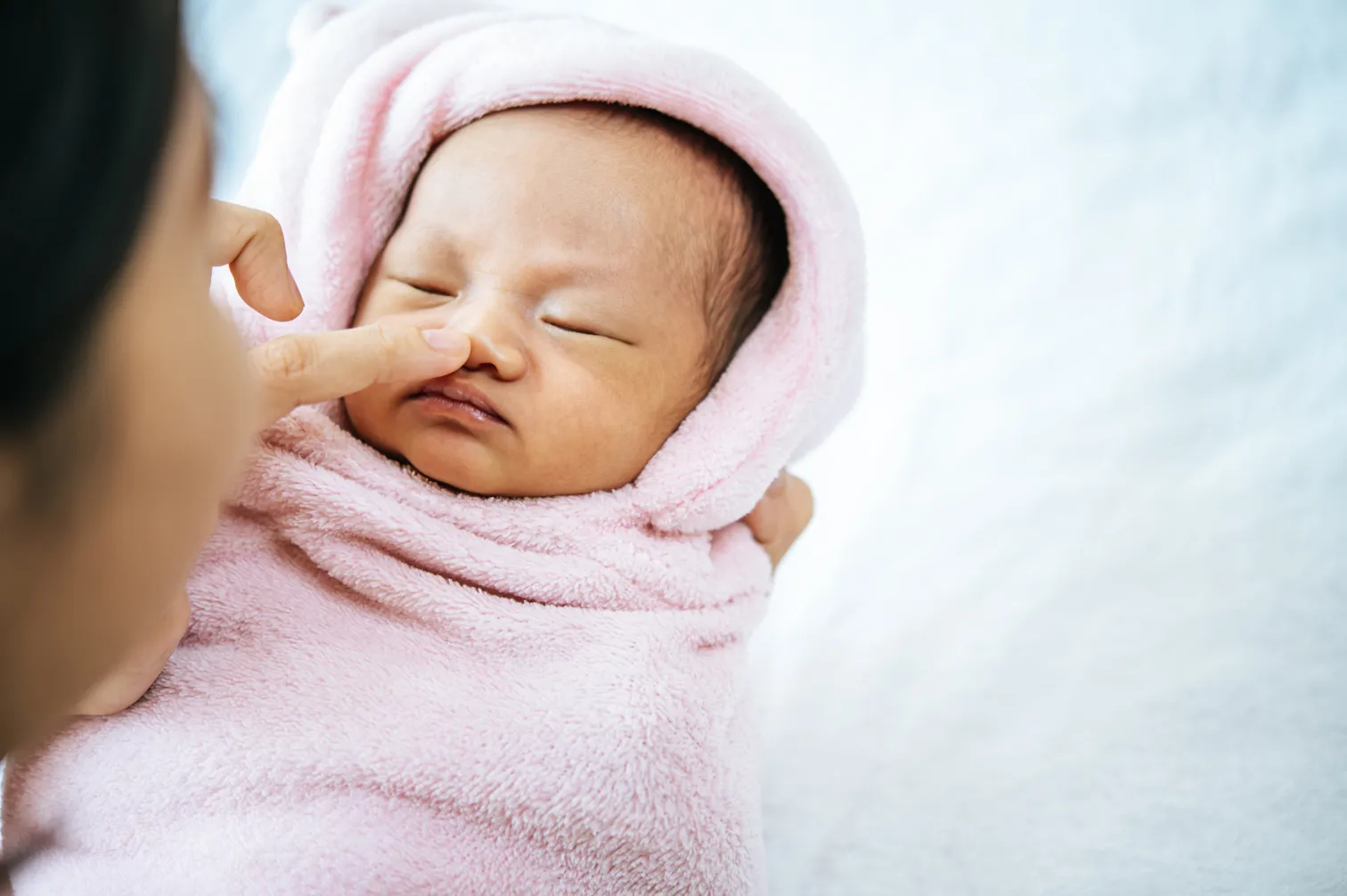 pegang hidung bayi/image by freepik