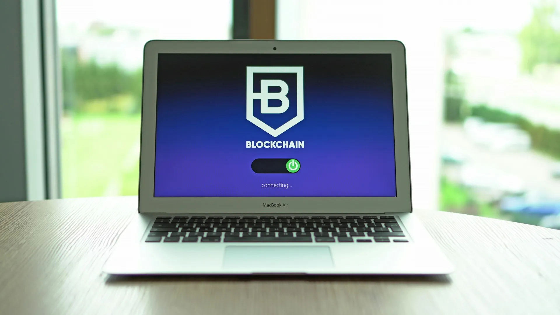 Potret laptop dengan logo B di layar (credit: Unsplash)