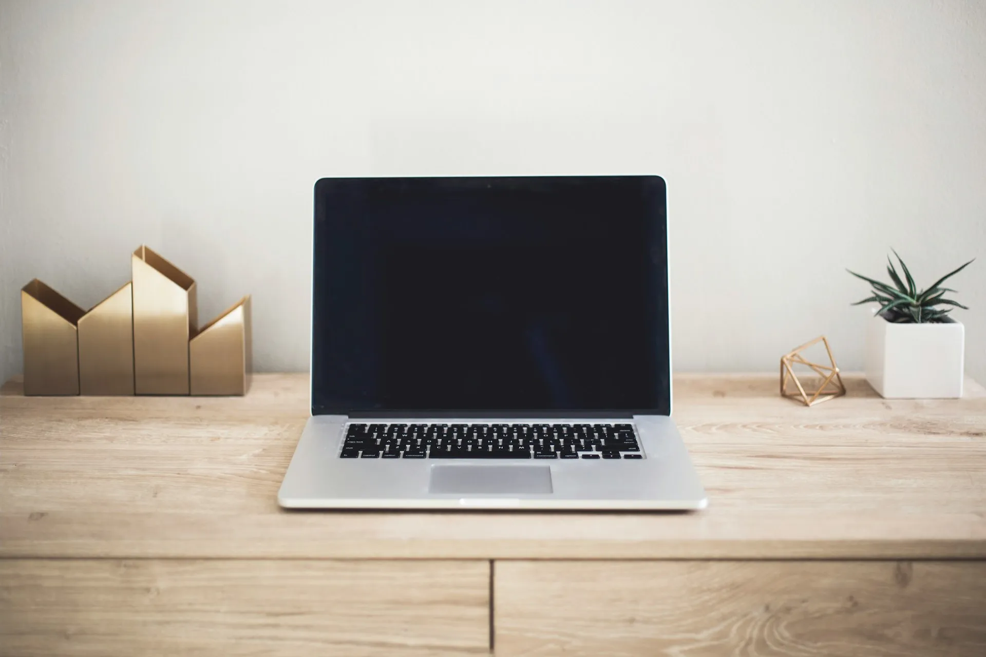 Laptop yang mati (credit: Unsplash)