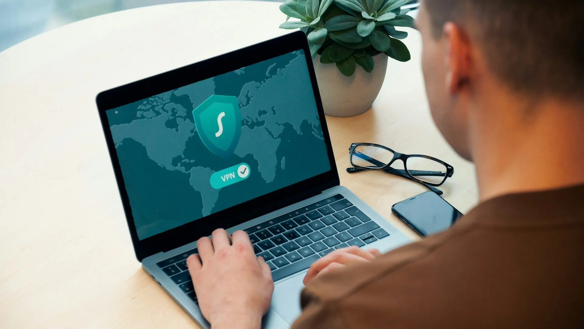 Seorang pria bermain laptop (credit: Unsplash)