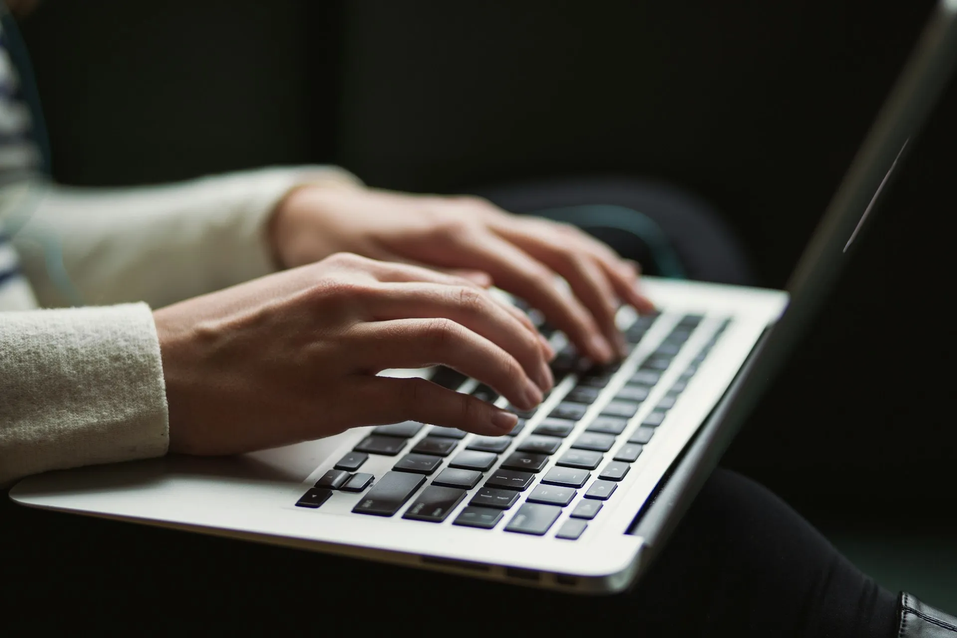 potret tangan mengetik di laptop (credit: Unsplash)