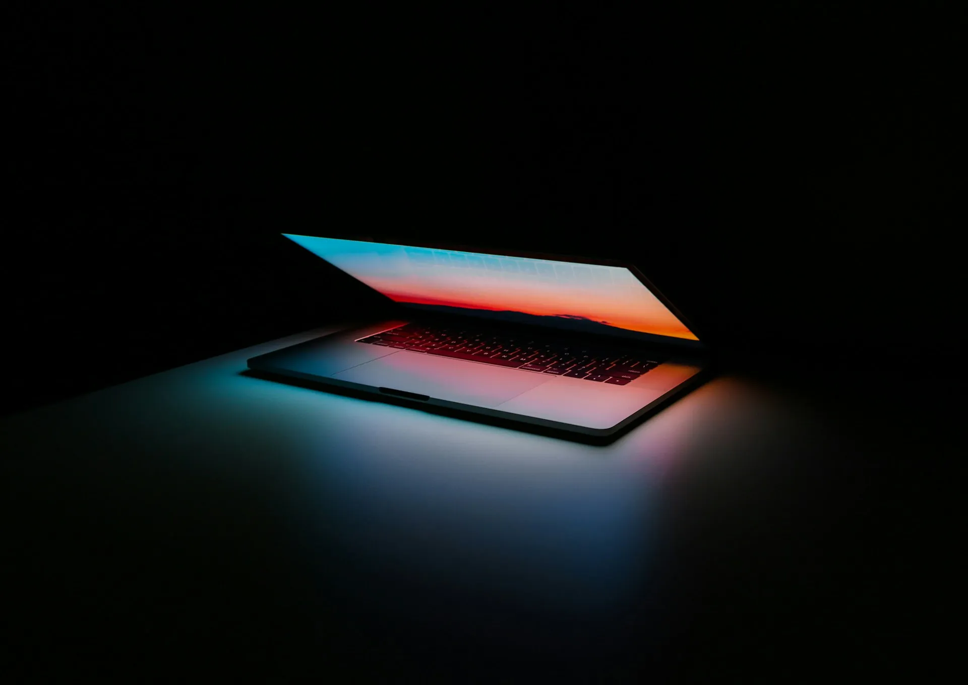Cahaya layar laptop (credit: Unsplash)
