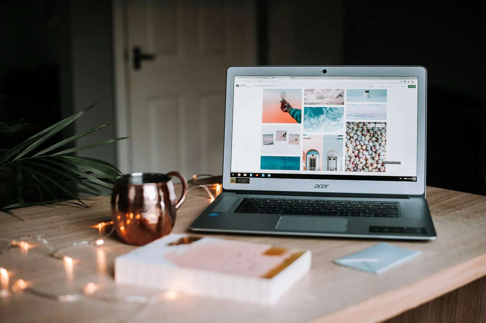 Laptop dengan layar feed foto pemandangan (credit: Unsplash)