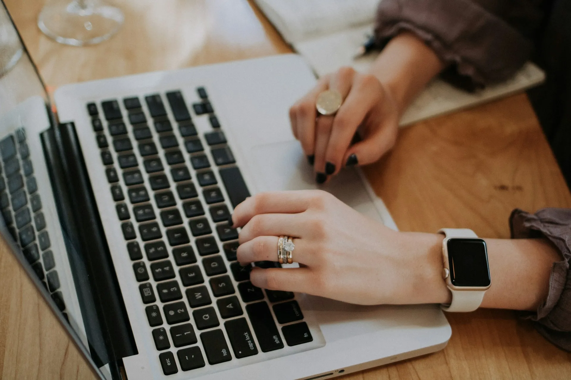 Seorang sedang berada di depan laptop (credit: Unsplash)