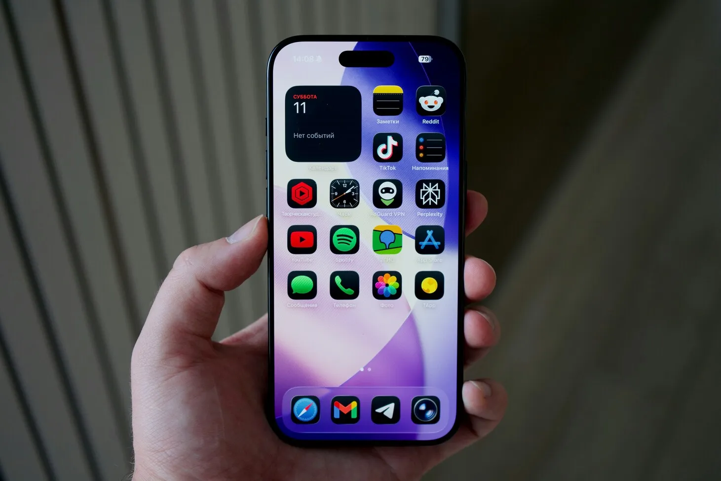 Menggunakan Aplikasi Mobile untuk Menghapus Watermark (credit:unsplash.com/id/@glyamin)