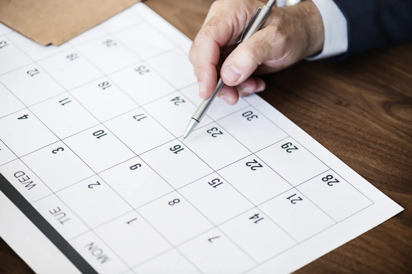 kalender di tangan/image by freepik