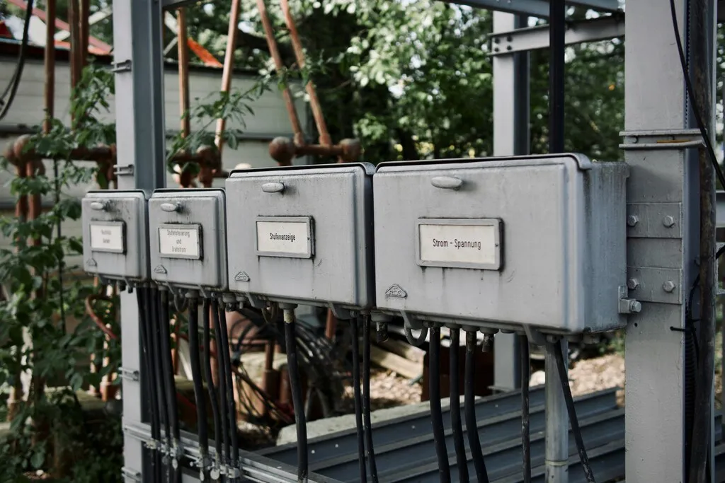 FAQ - Pertanyaan Umum tentang Cara Menghitung Biaya Listrik (credit:unsplash.com/id/@iamateapot)