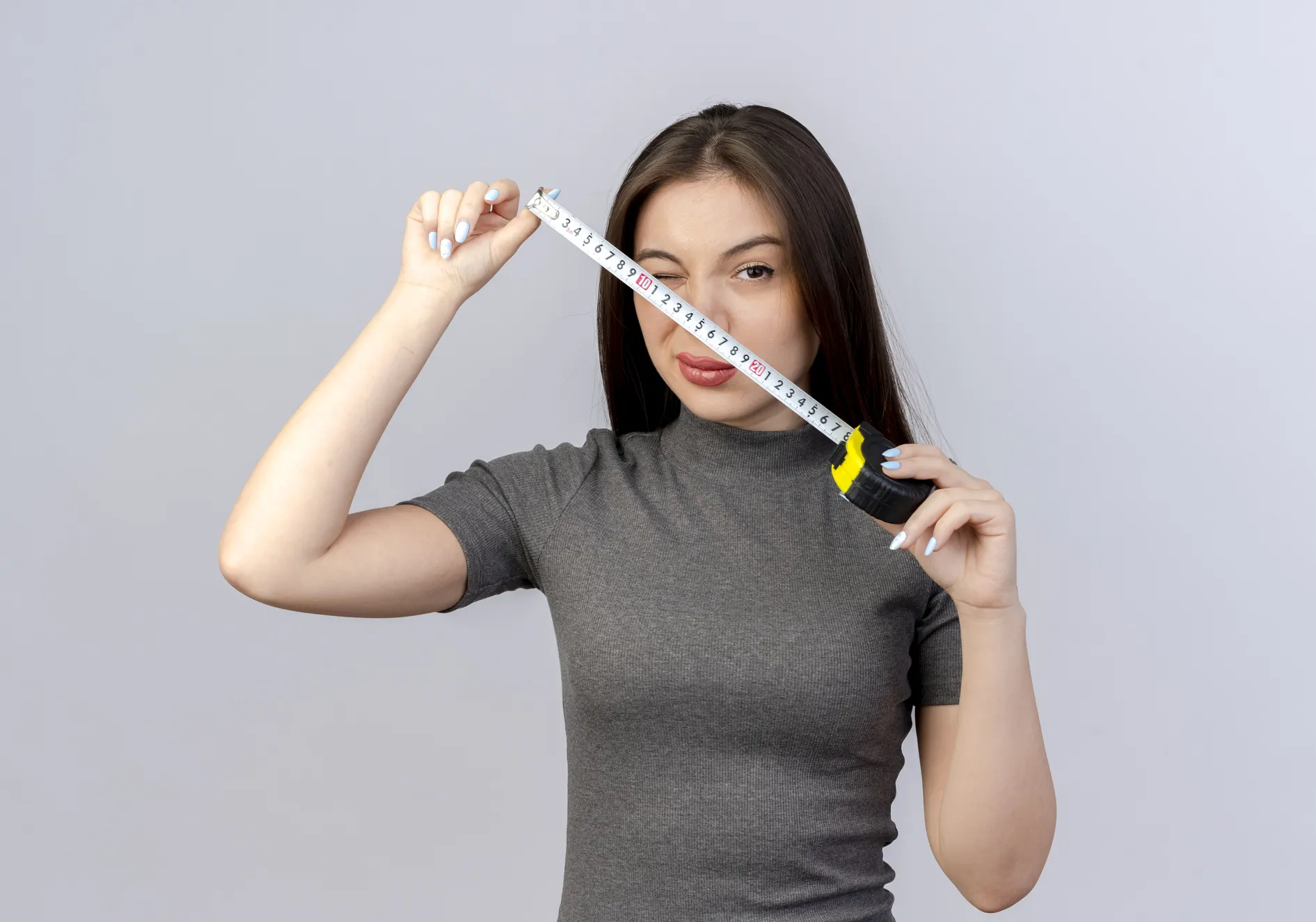 wanita pegang pengukur/image by freepik